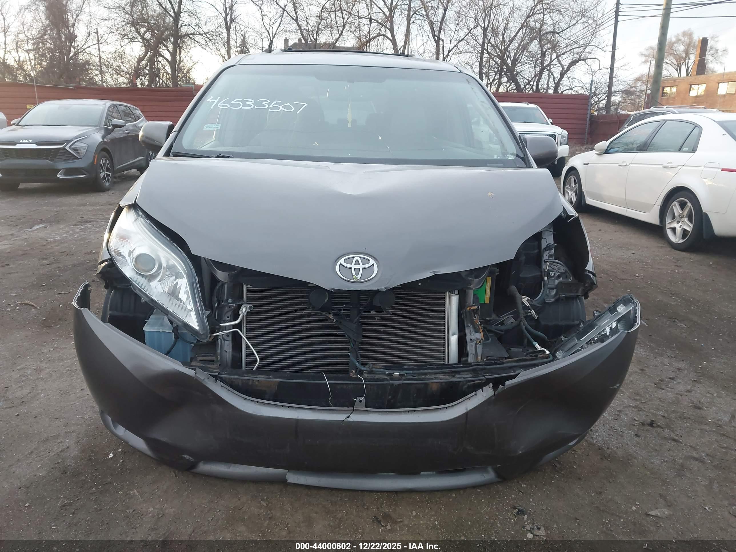TOYOTA SIENNA image 6