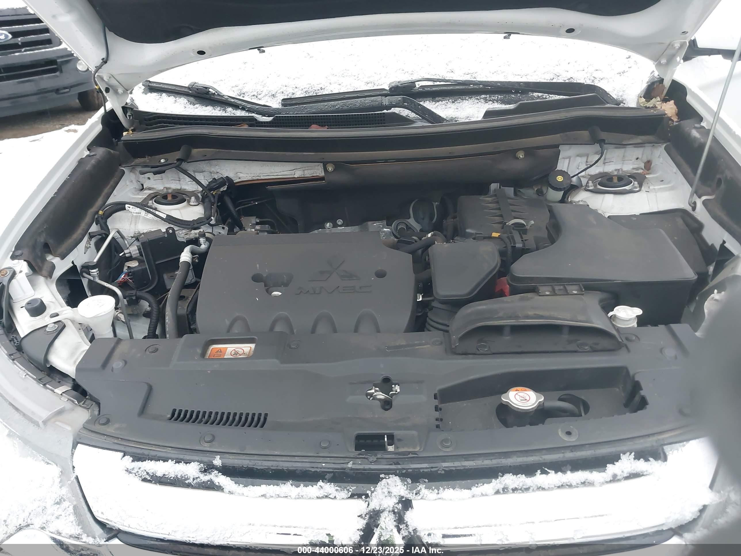 MITSUBISHI OUTLANDER image 10