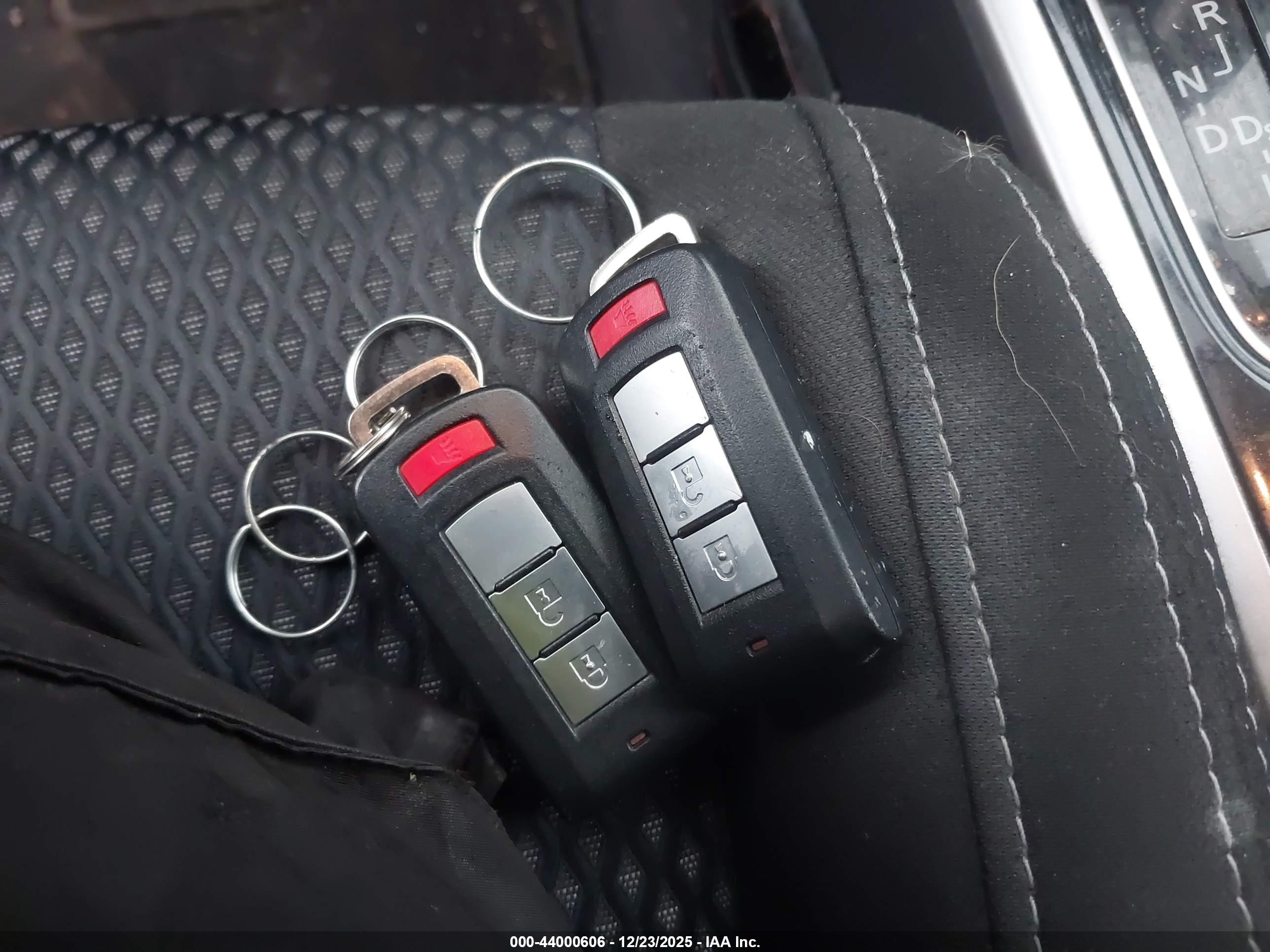 MITSUBISHI OUTLANDER image 11