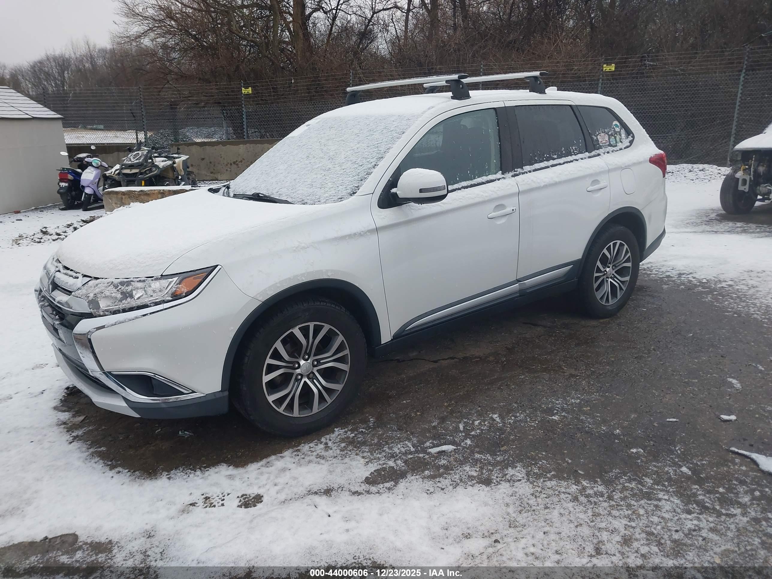 MITSUBISHI OUTLANDER image 2