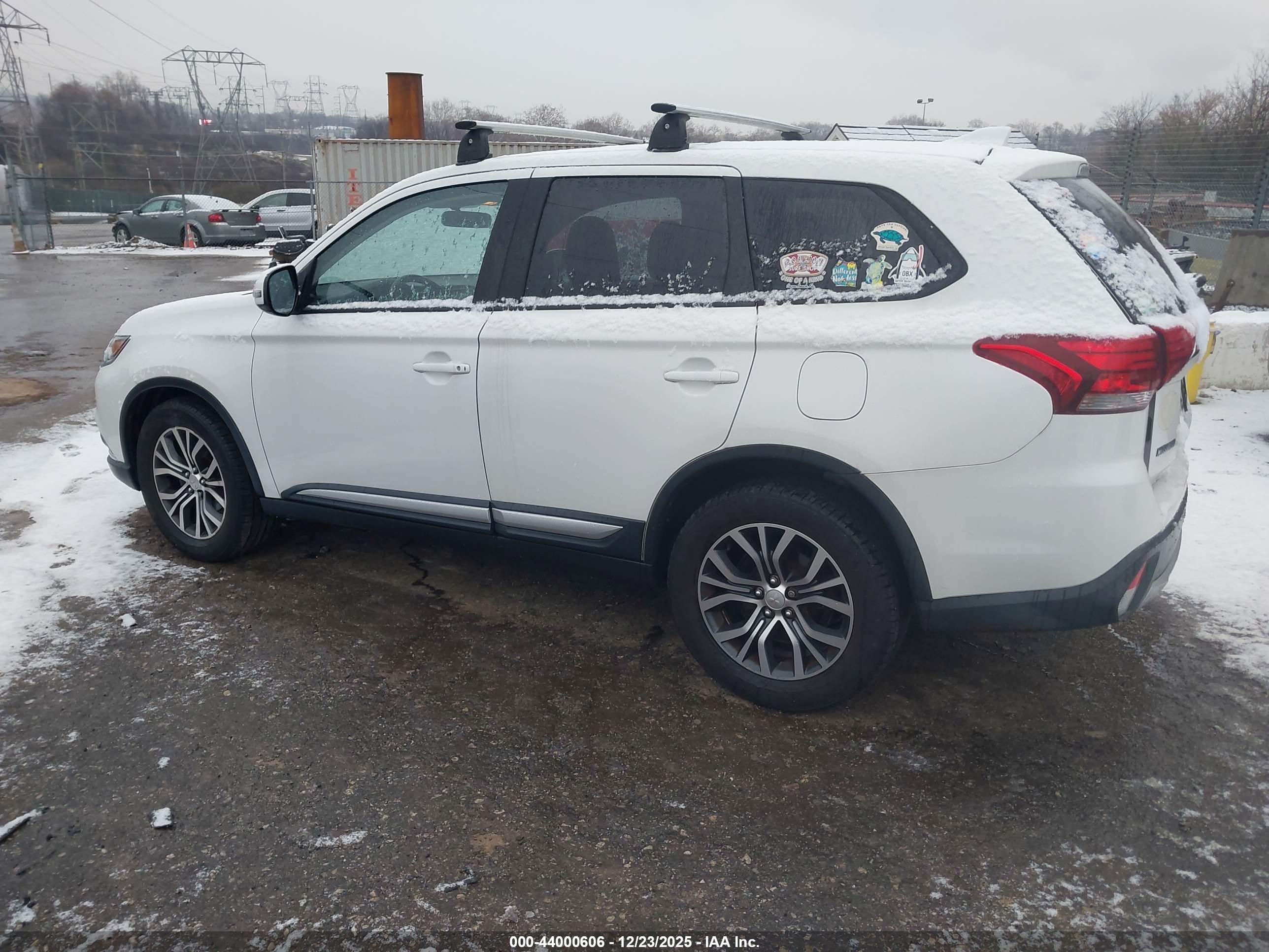 MITSUBISHI OUTLANDER image 3