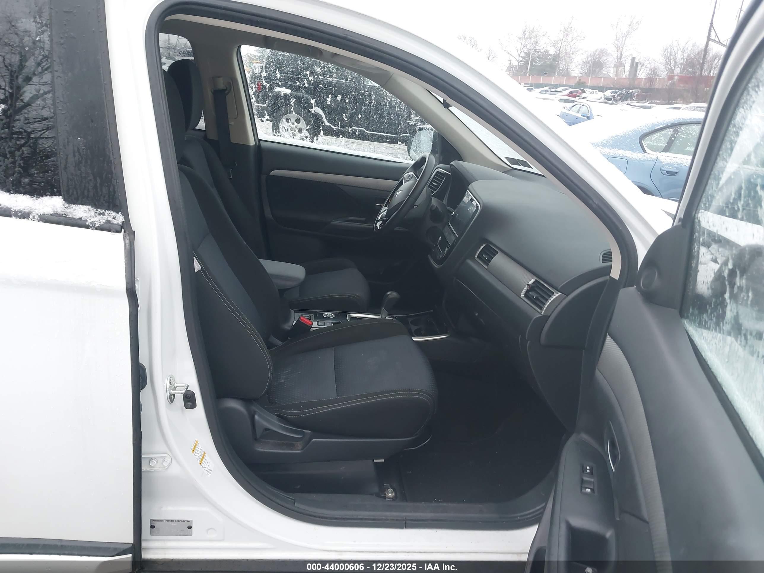 MITSUBISHI OUTLANDER image 5