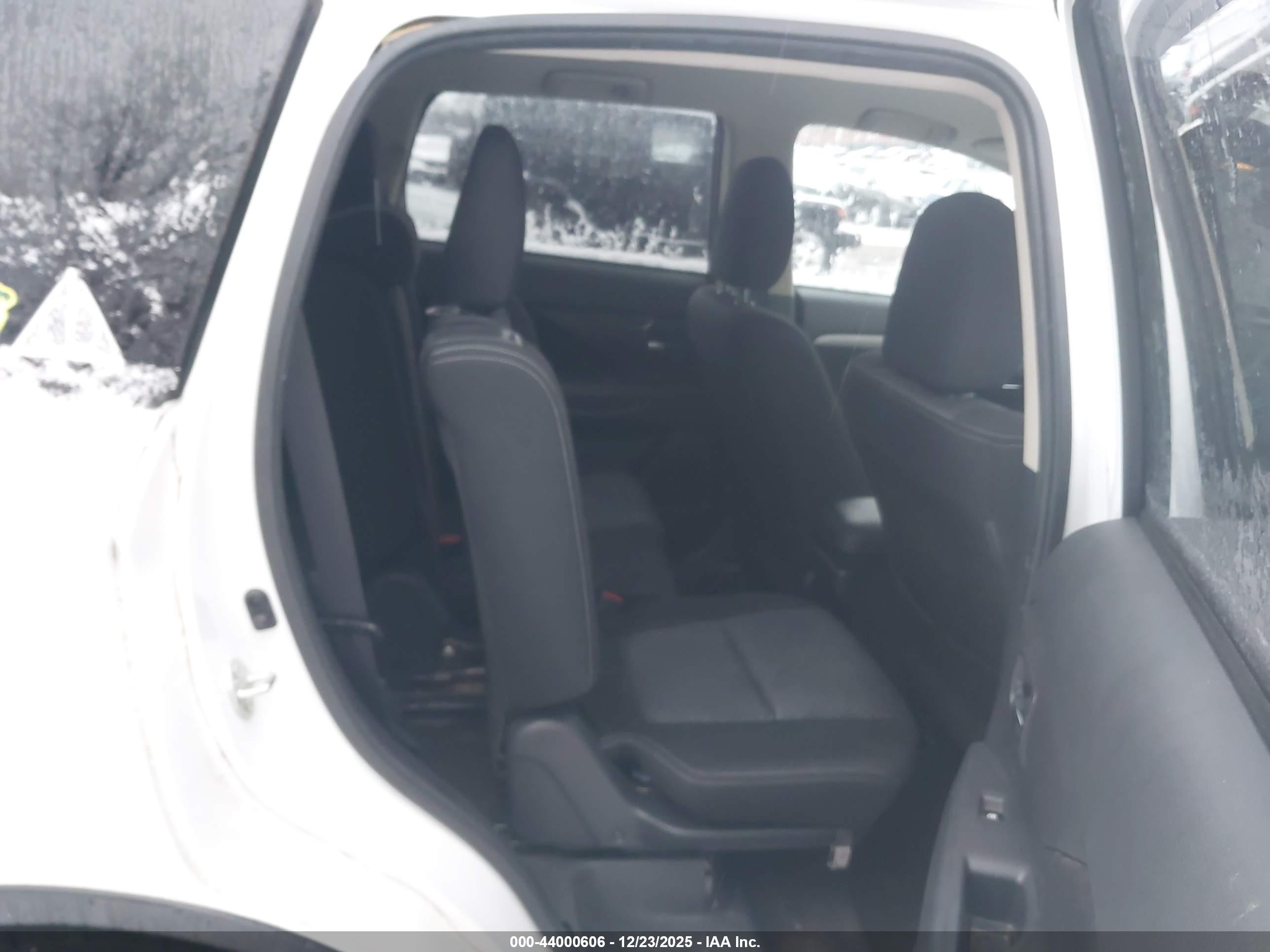 MITSUBISHI OUTLANDER image 8