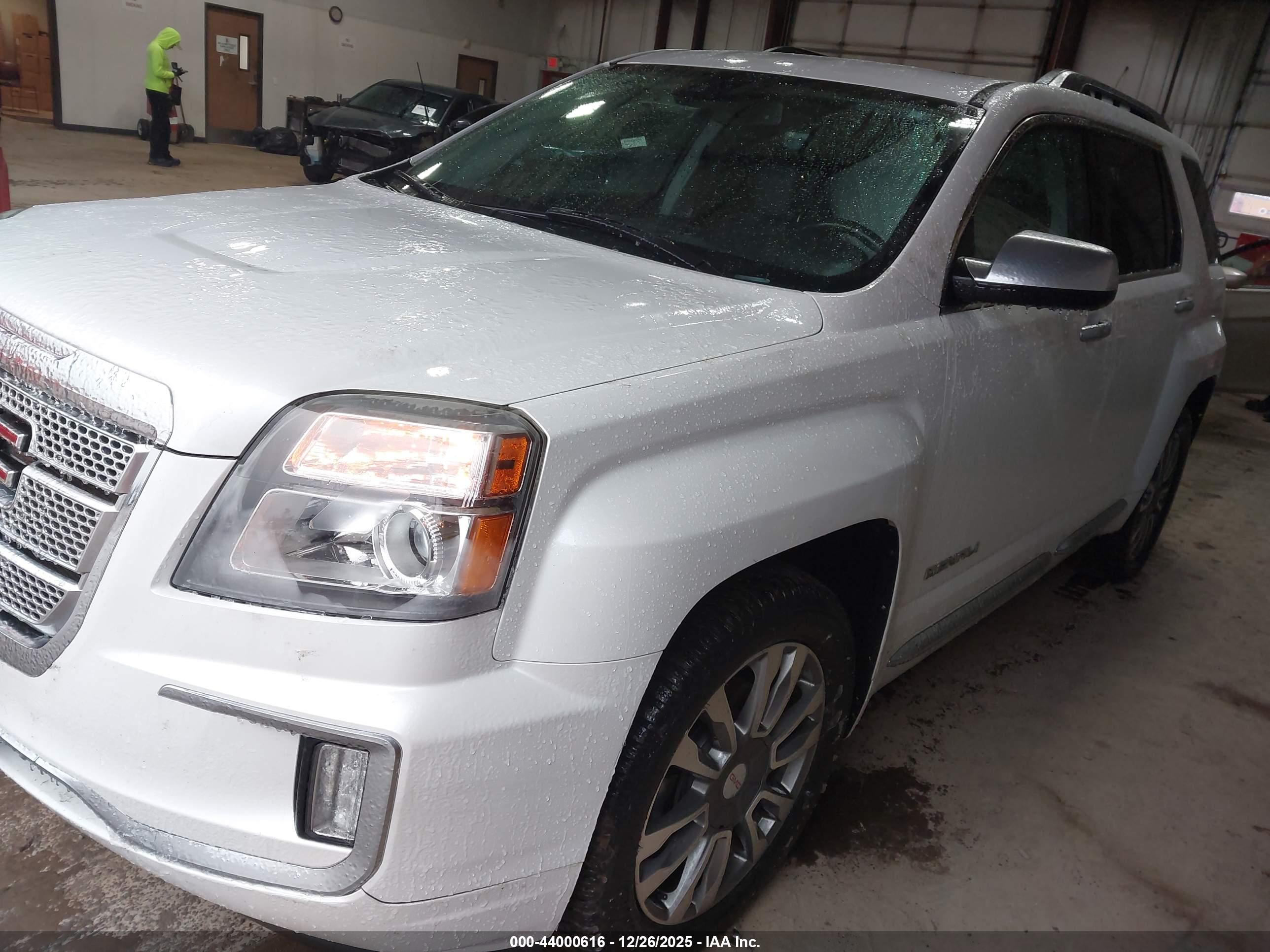 GMC TERRAIN image 2