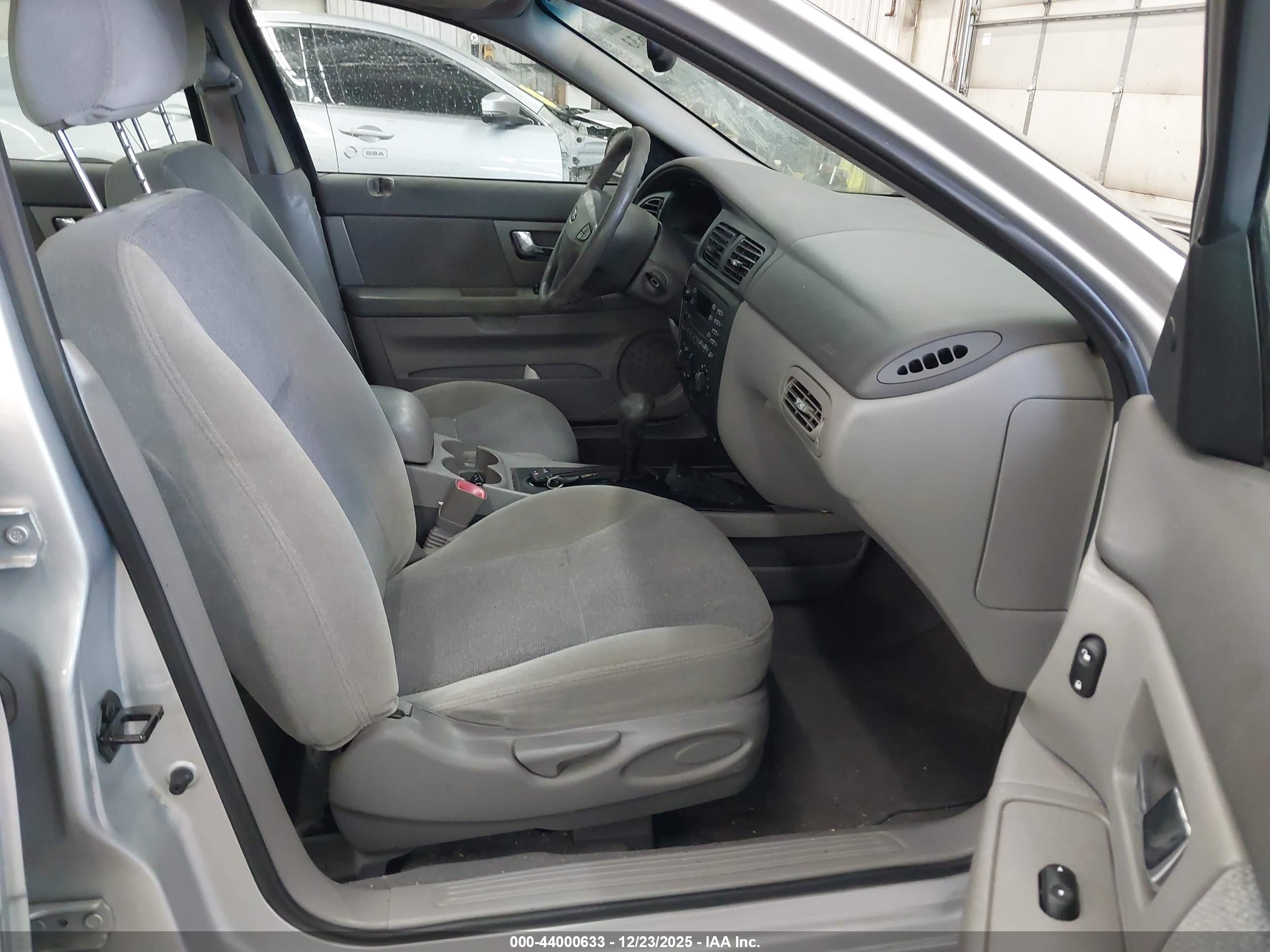 FORD TAURUS image 5