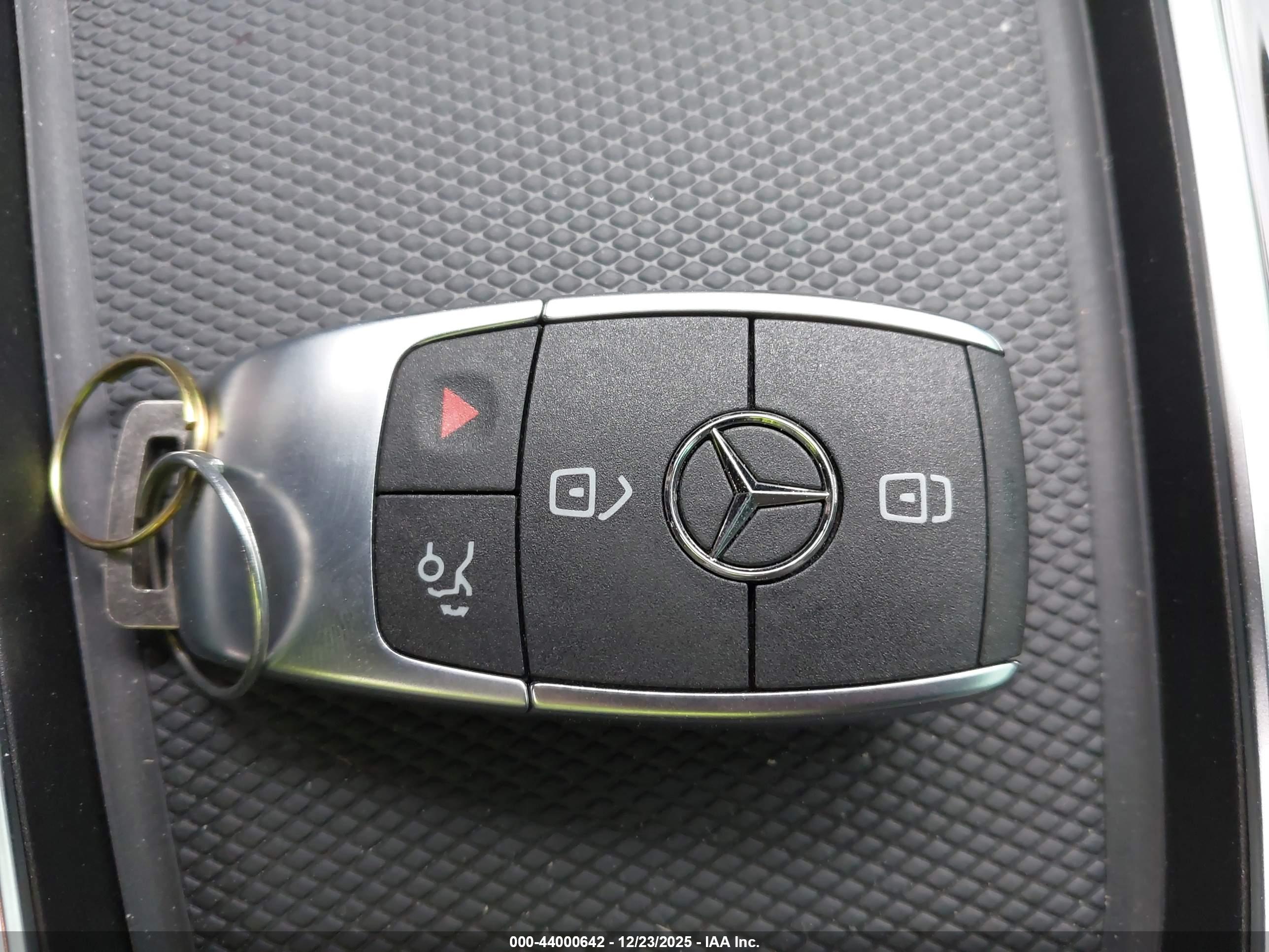 MERCEDES-BENZ GLA image 11