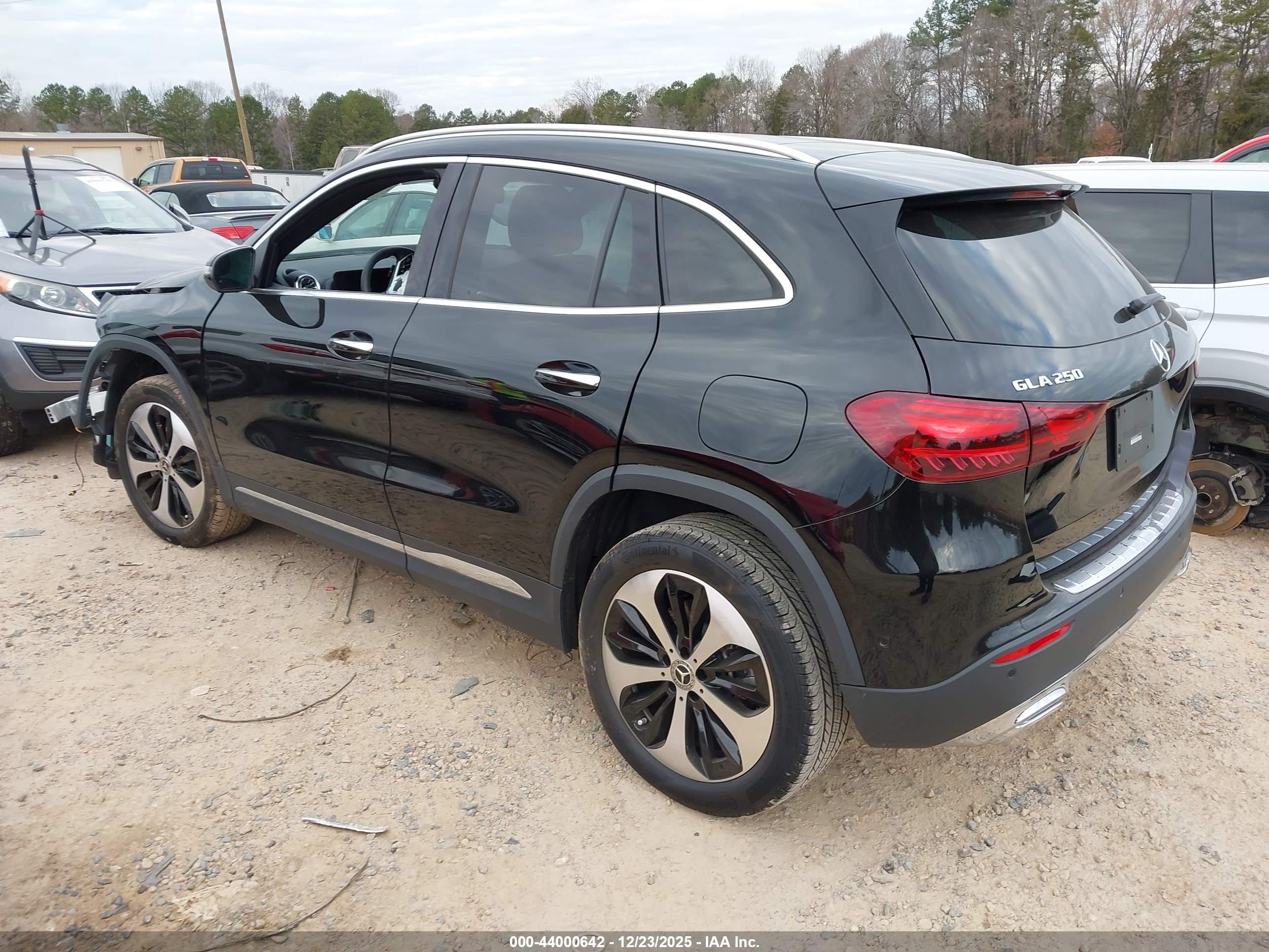 MERCEDES-BENZ GLA image 3