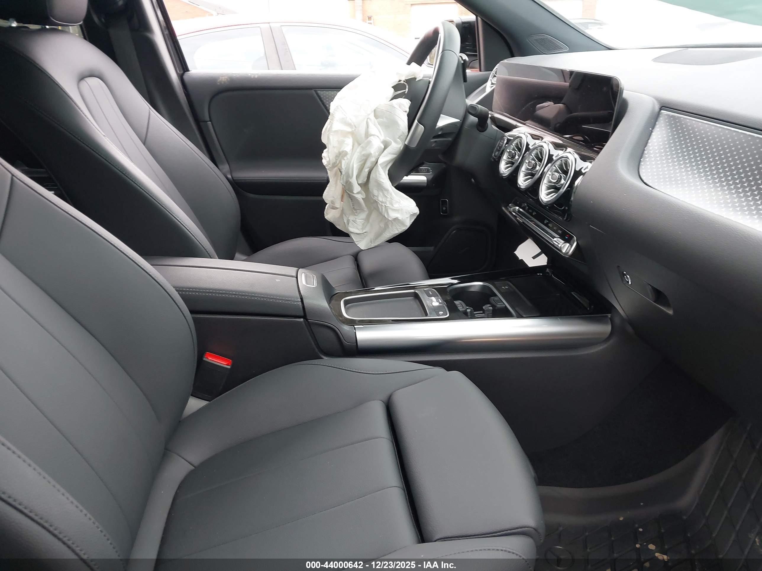 MERCEDES-BENZ GLA image 5