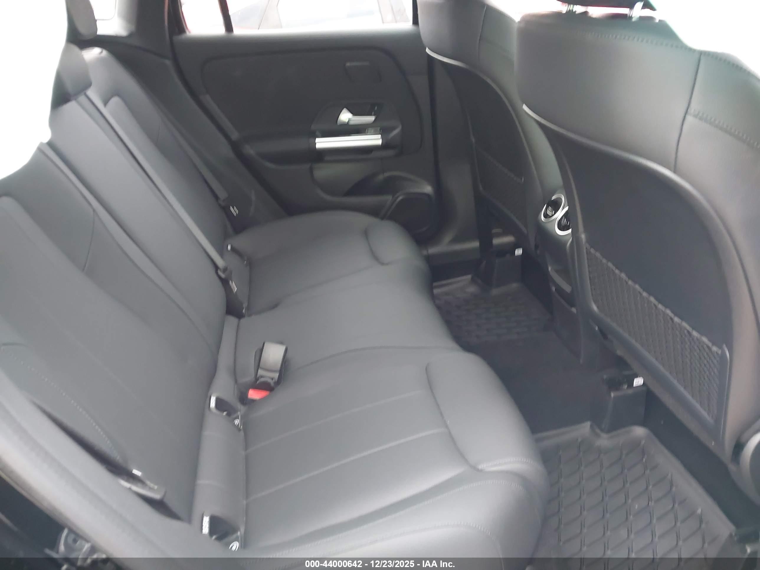 MERCEDES-BENZ GLA image 8