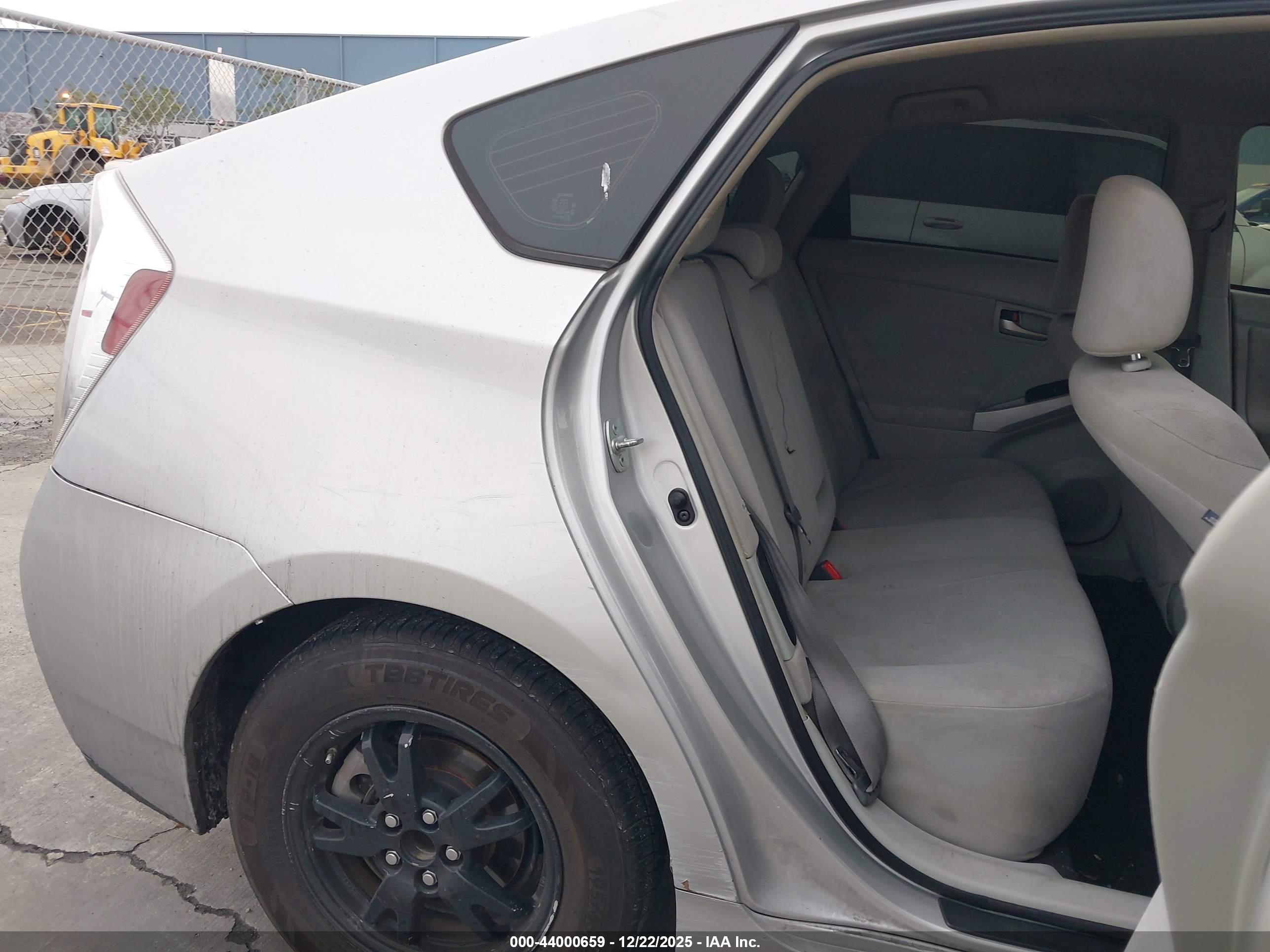 TOYOTA PRIUS image 8