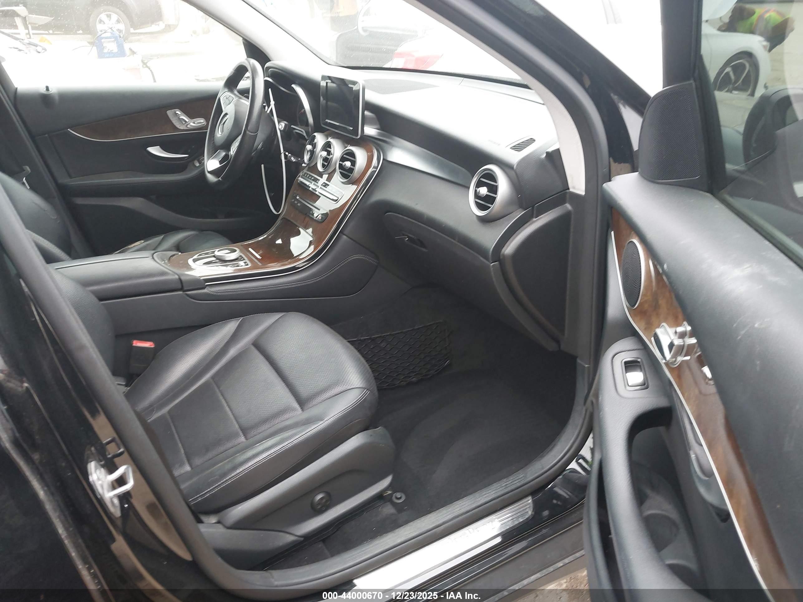 MERCEDES-BENZ GLC image 5