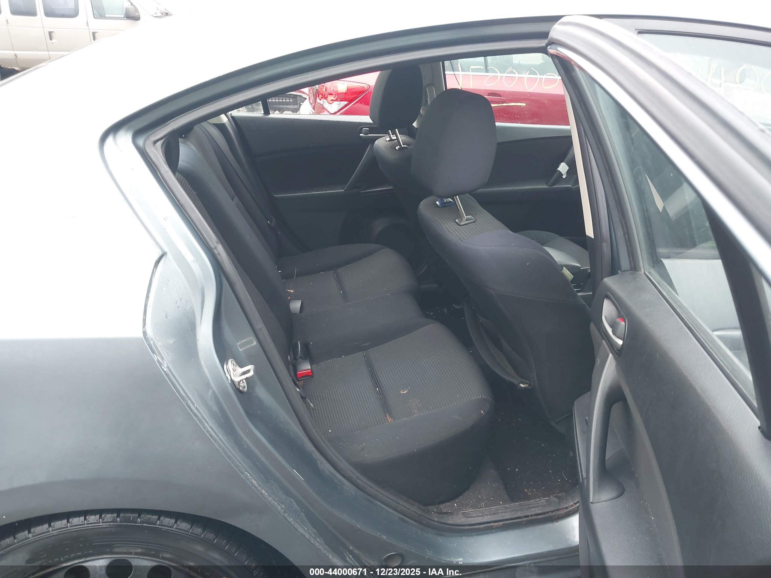 MAZDA MAZDA3 image 8