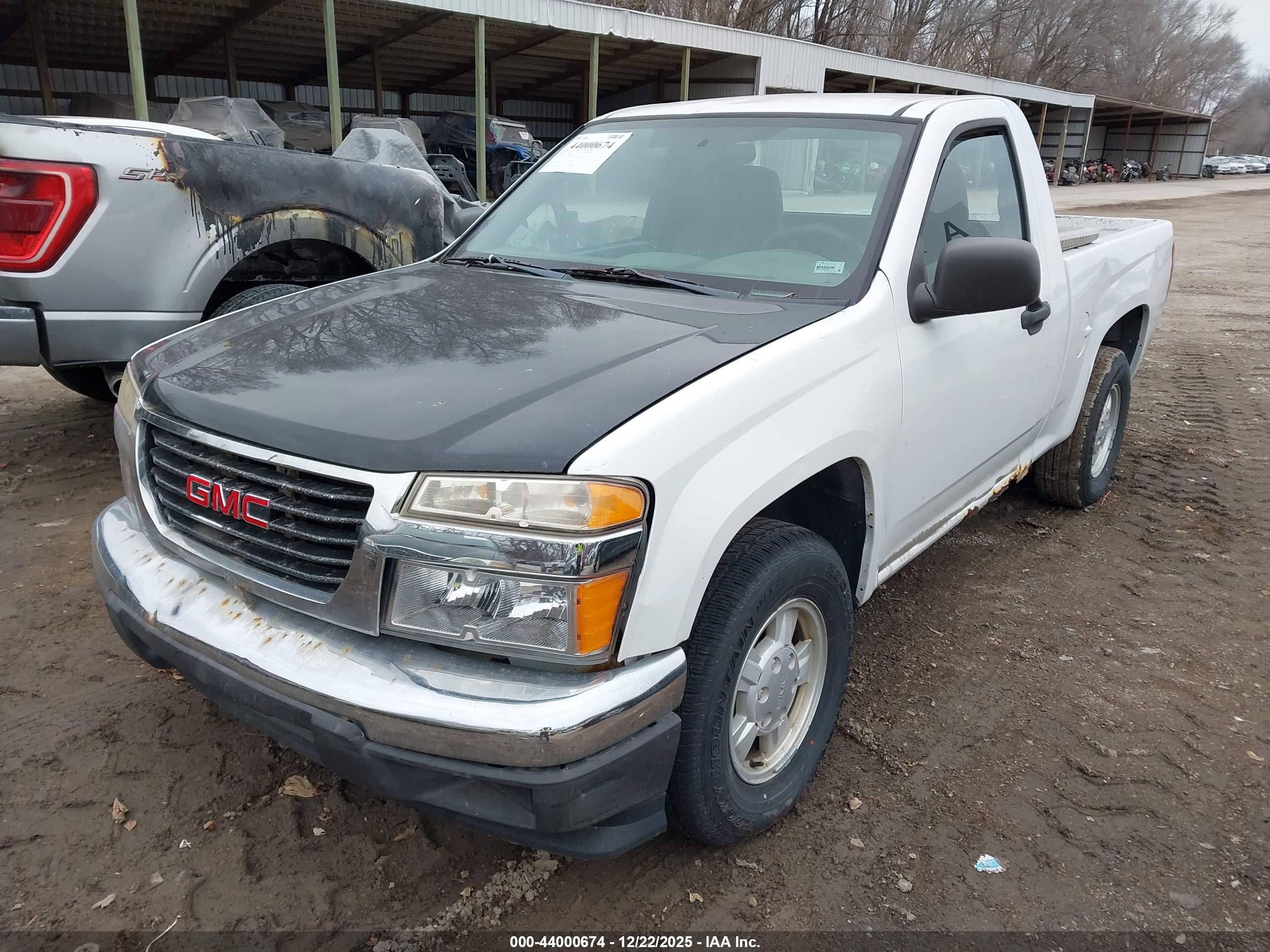 GMC CANYON image 2