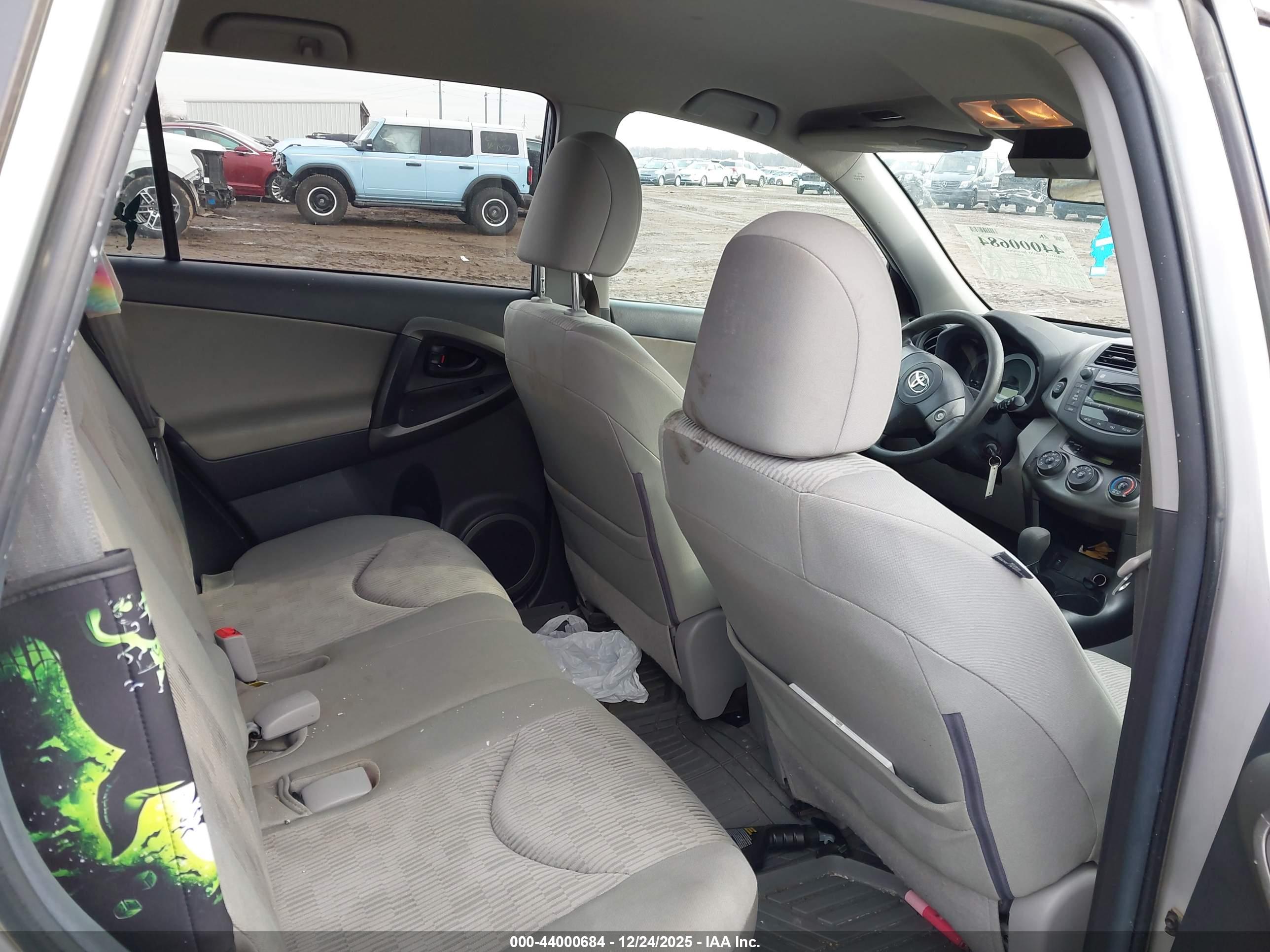 TOYOTA RAV4 image 8