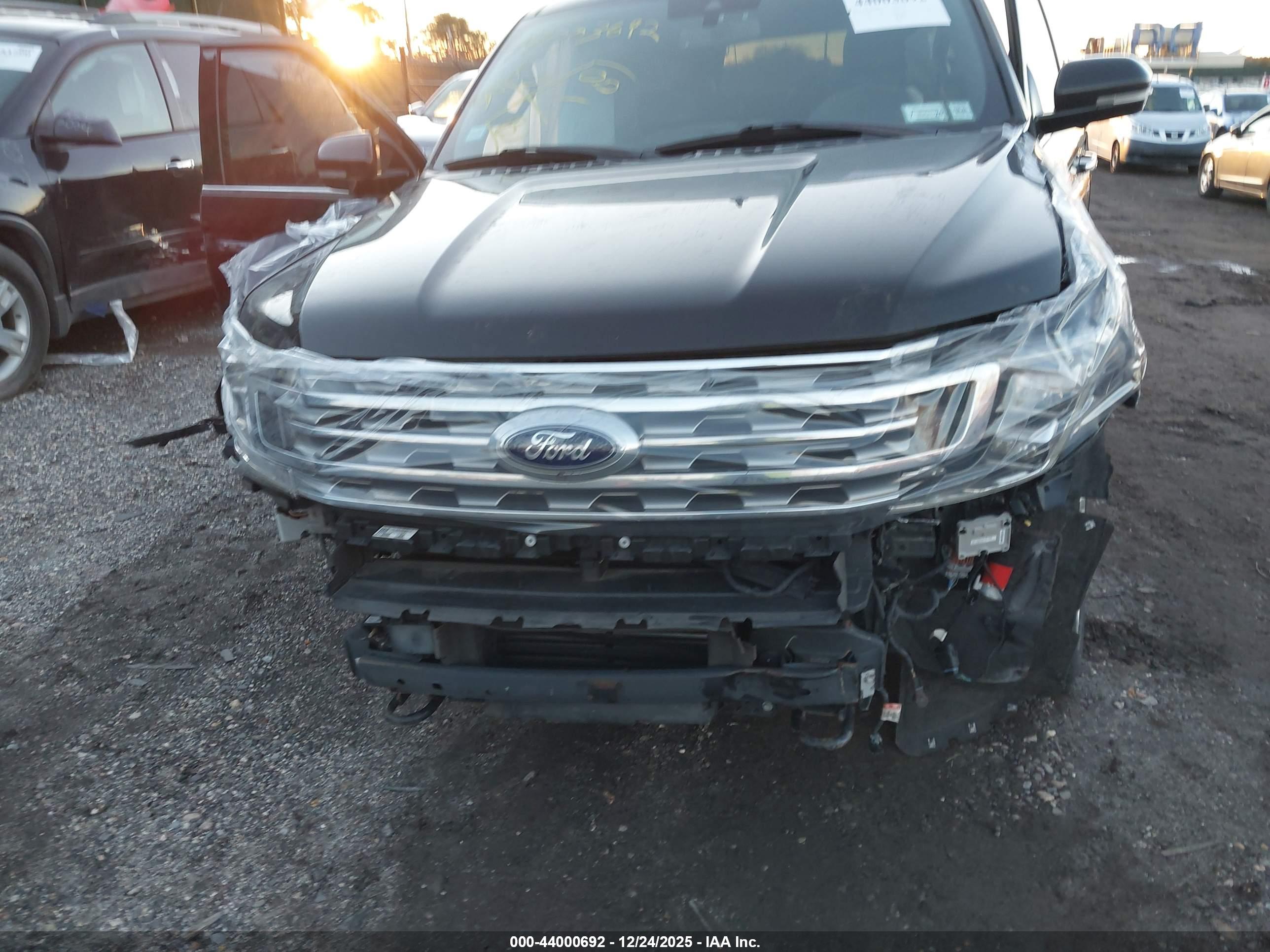FORD EXPEDITION image 6