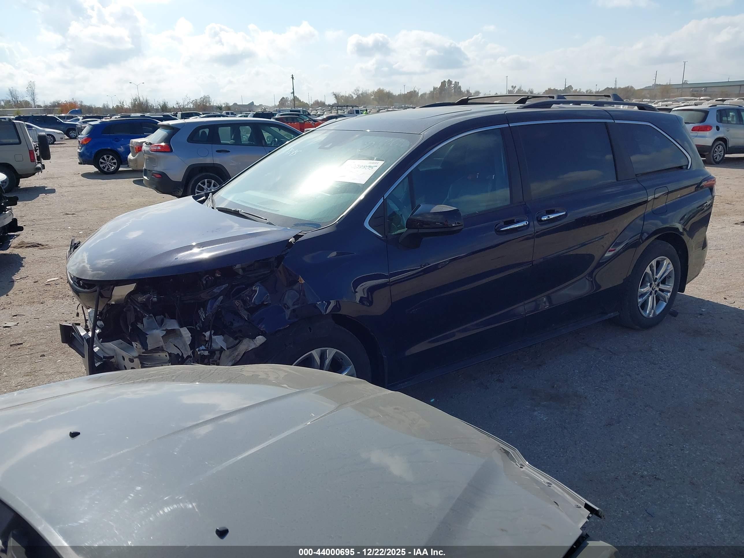 TOYOTA SIENNA image 2