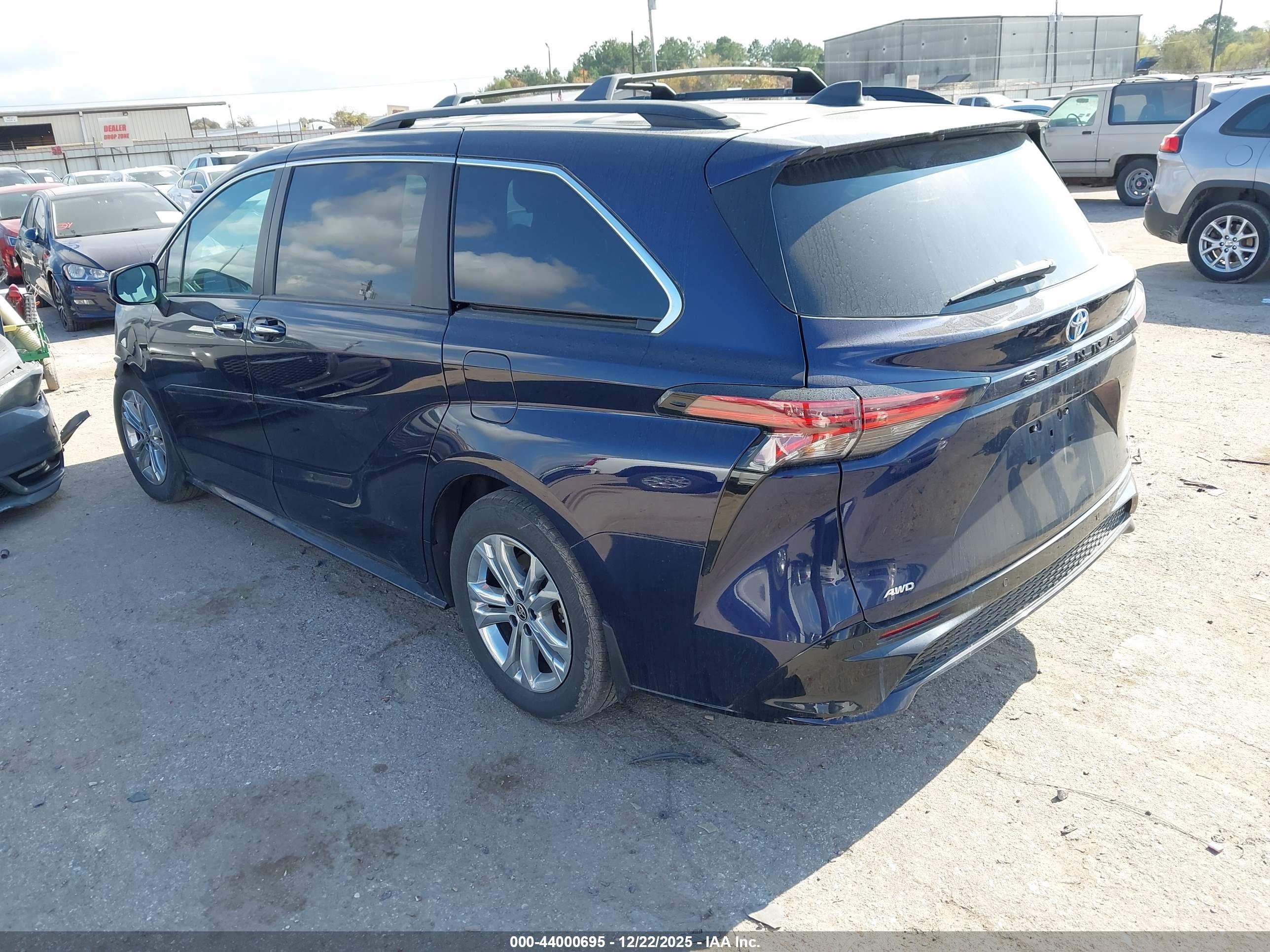 TOYOTA SIENNA image 3