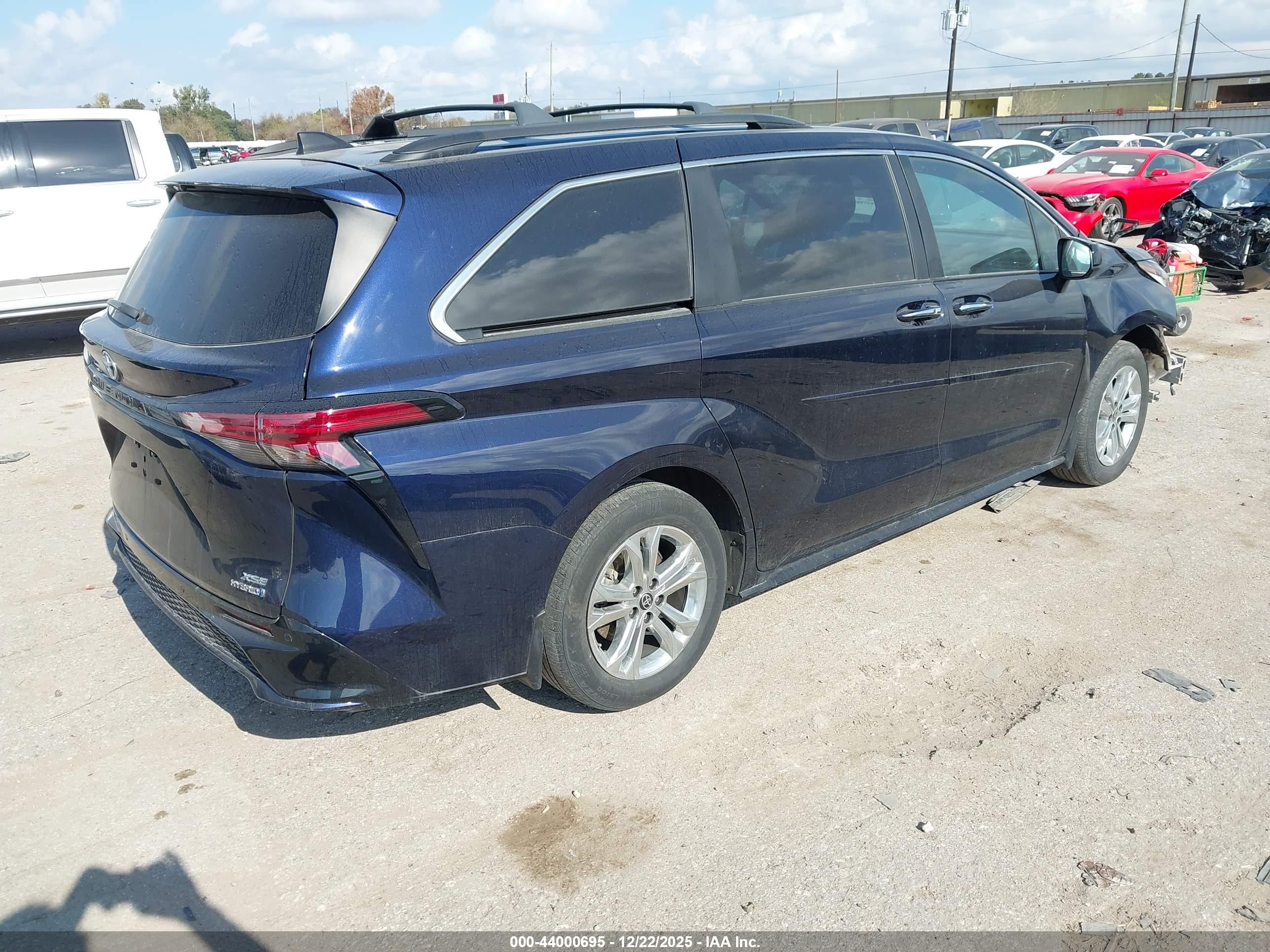 TOYOTA SIENNA image 4