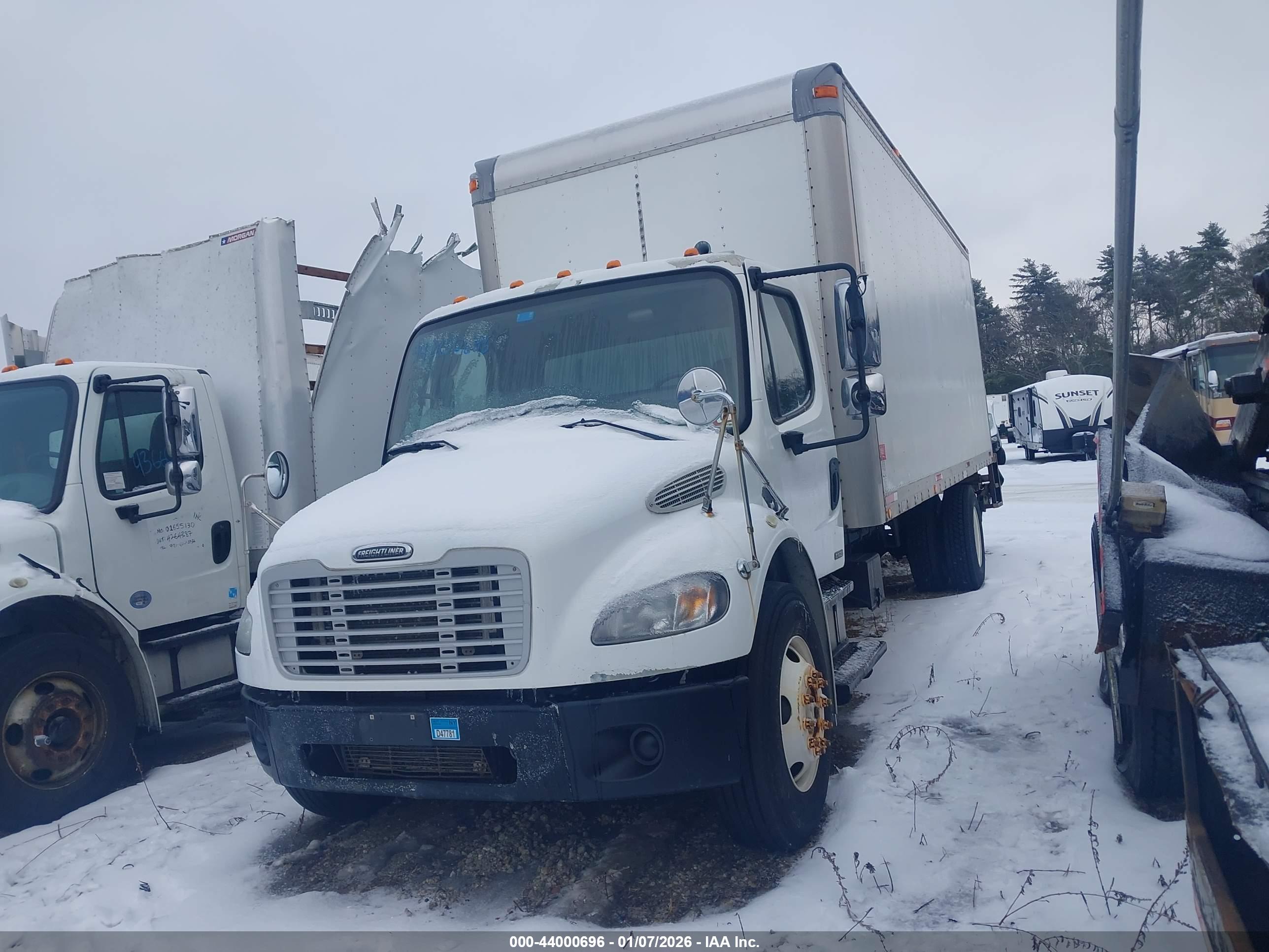 FREIGHTLINER M2 image 2