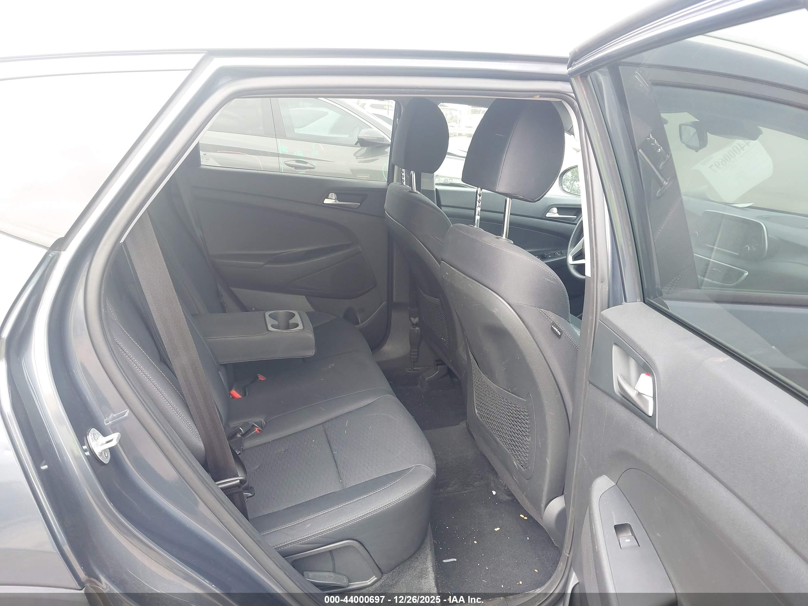 HYUNDAI TUCSON image 8
