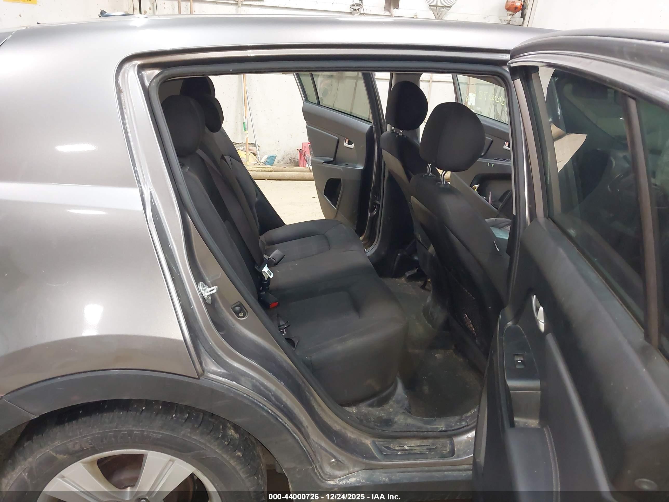 KIA SPORTAGE image 8