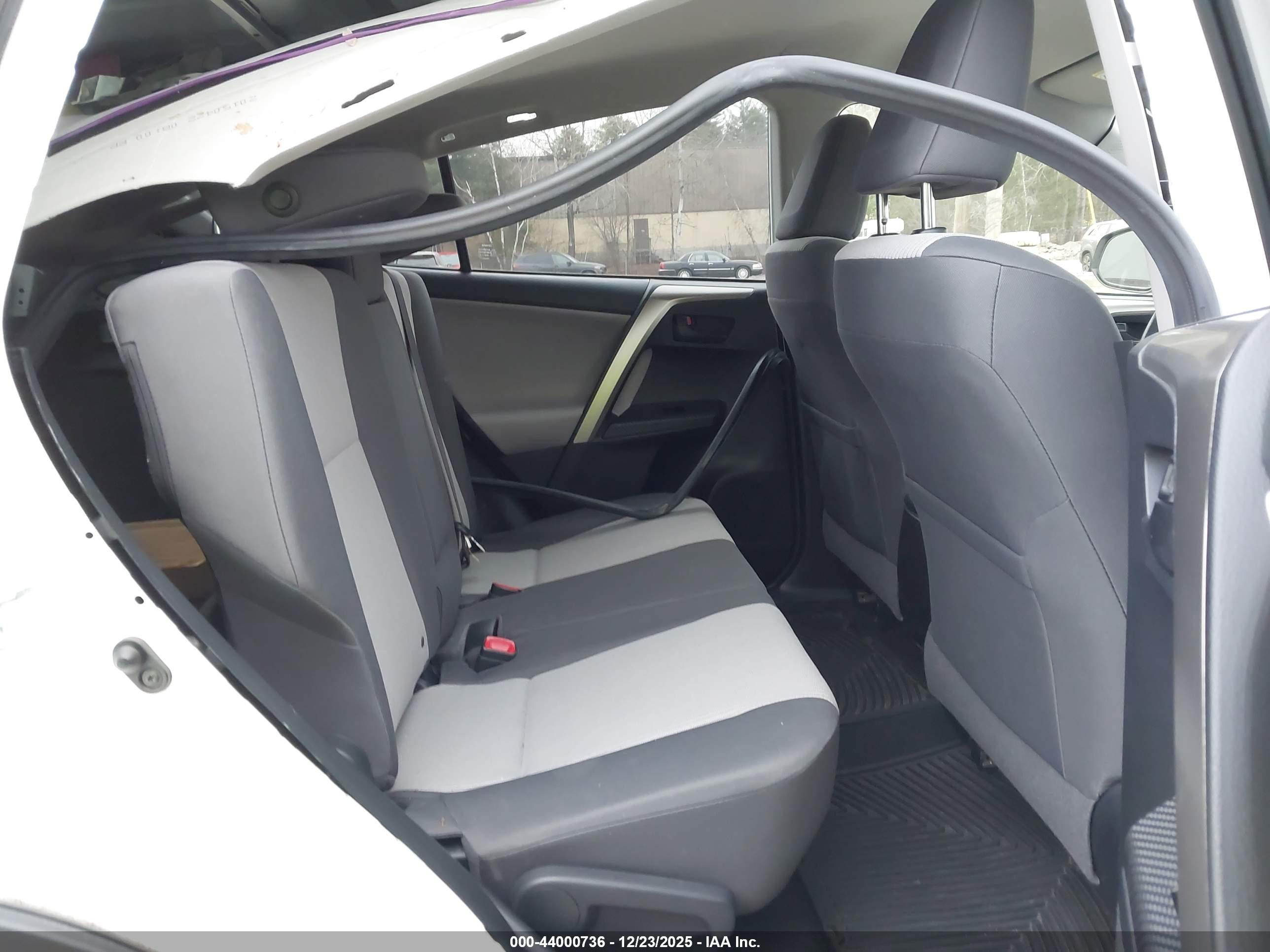 TOYOTA RAV4 image 8
