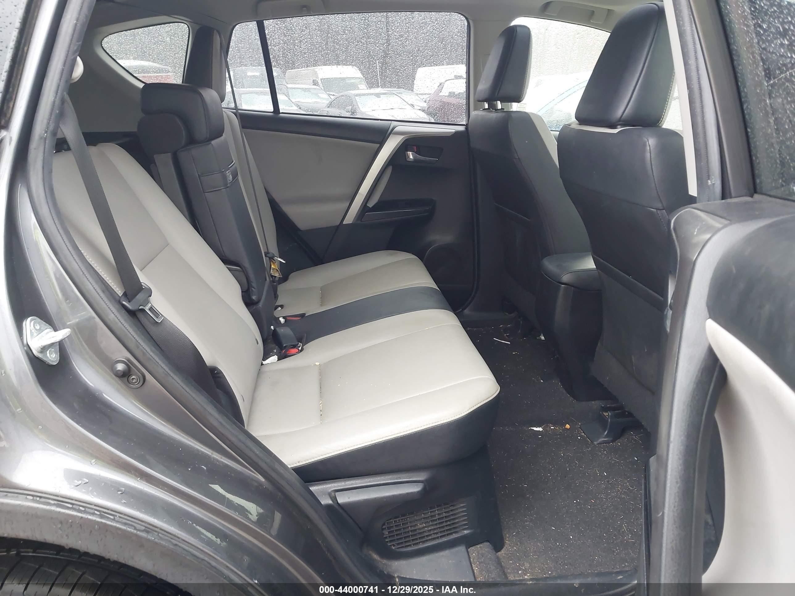 TOYOTA RAV4 image 8