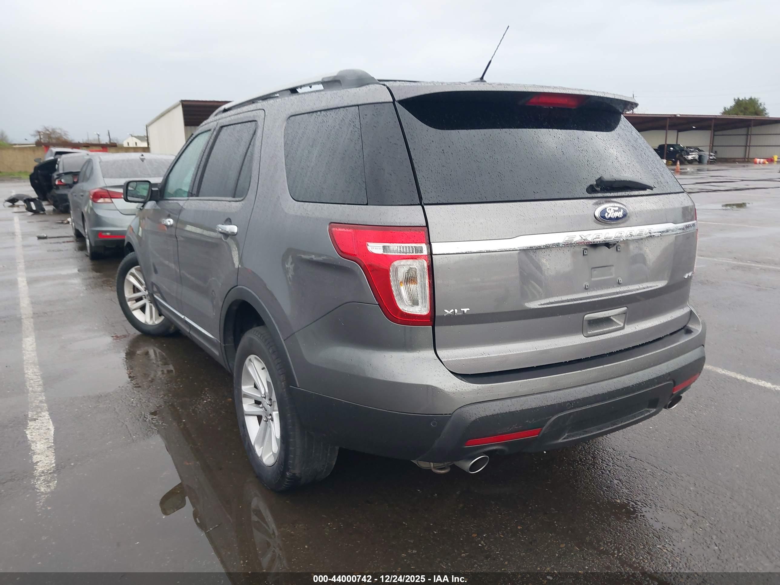 FORD EXPLORER image 3
