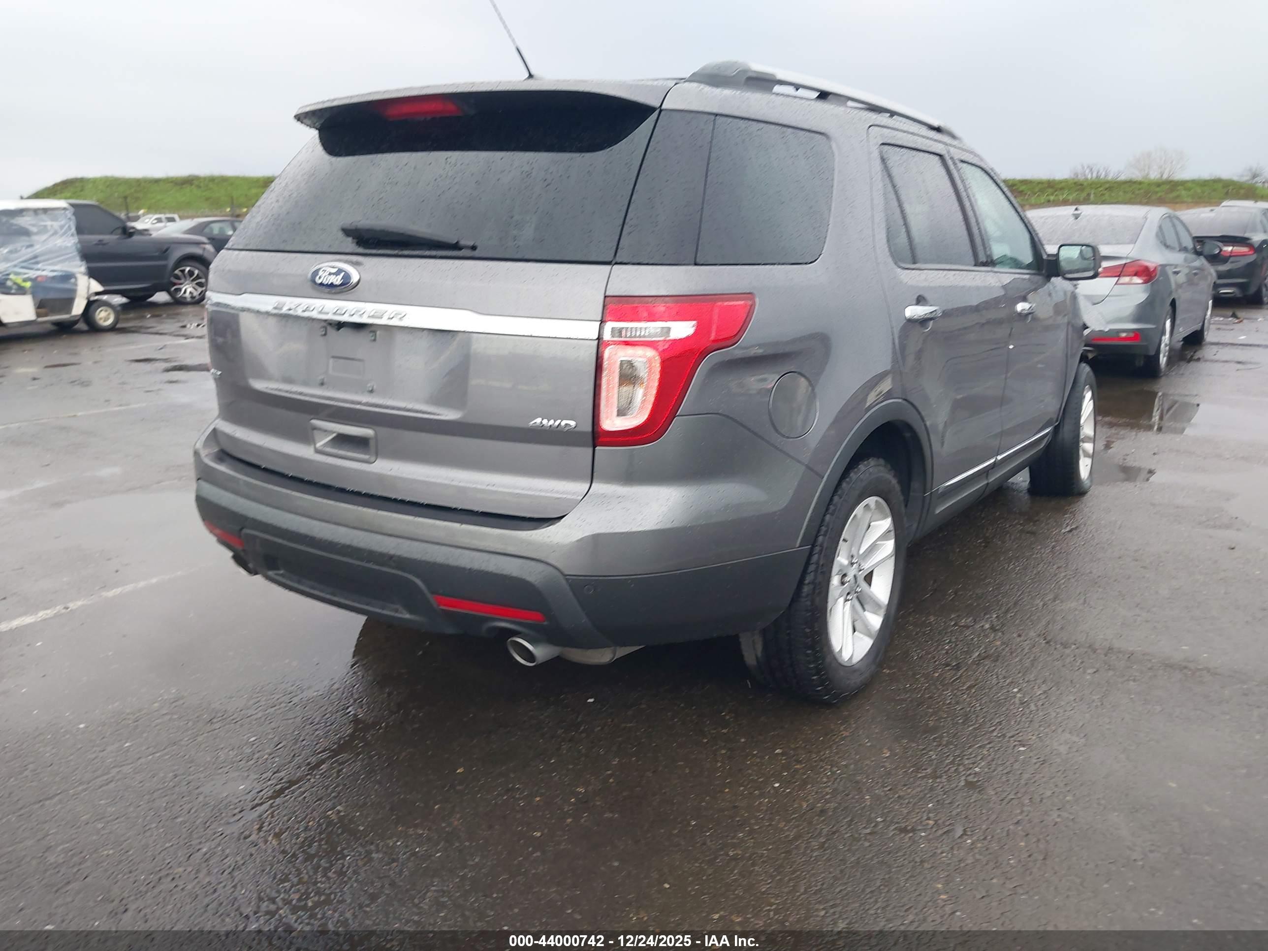 FORD EXPLORER image 4