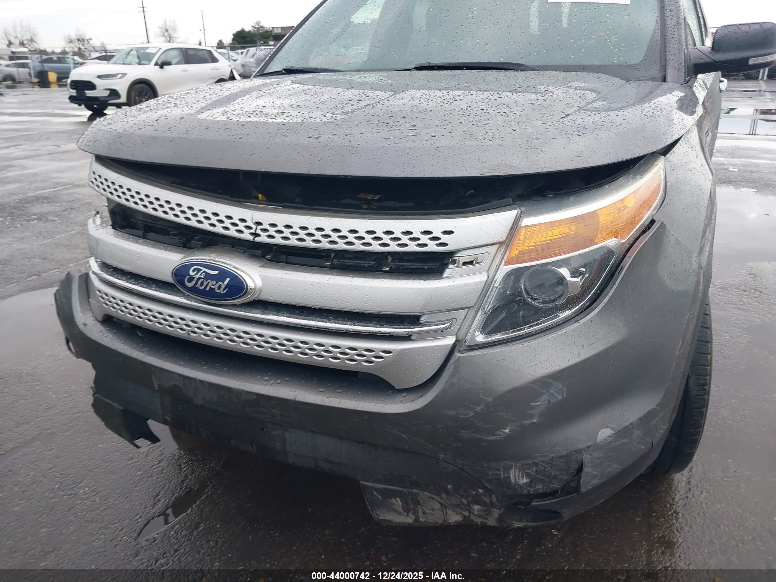 FORD EXPLORER image 6