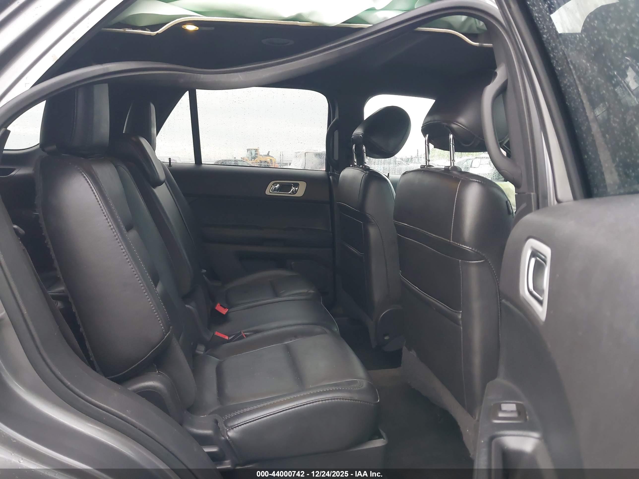 FORD EXPLORER image 8