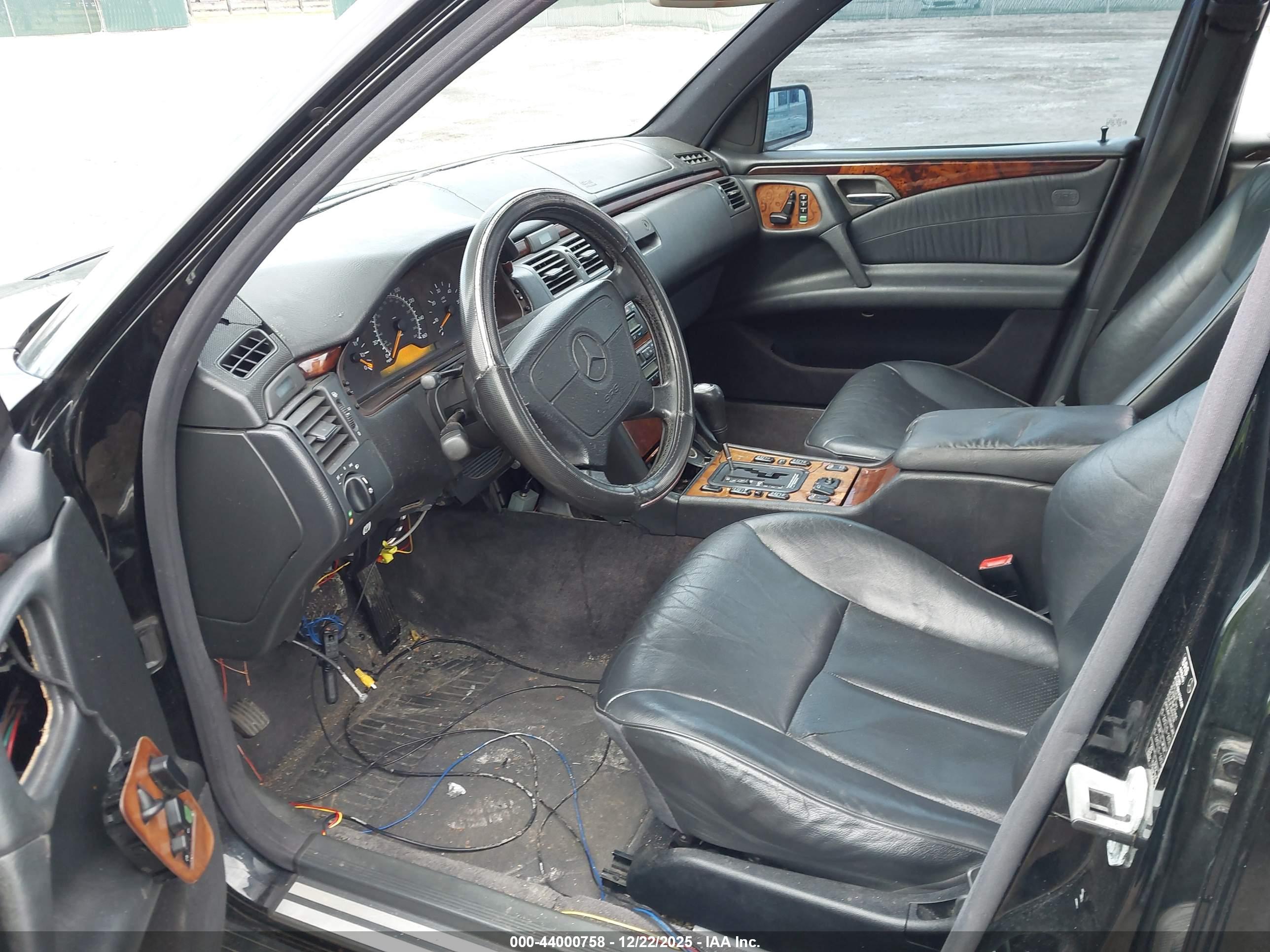 MERCEDES-BENZ E image 5