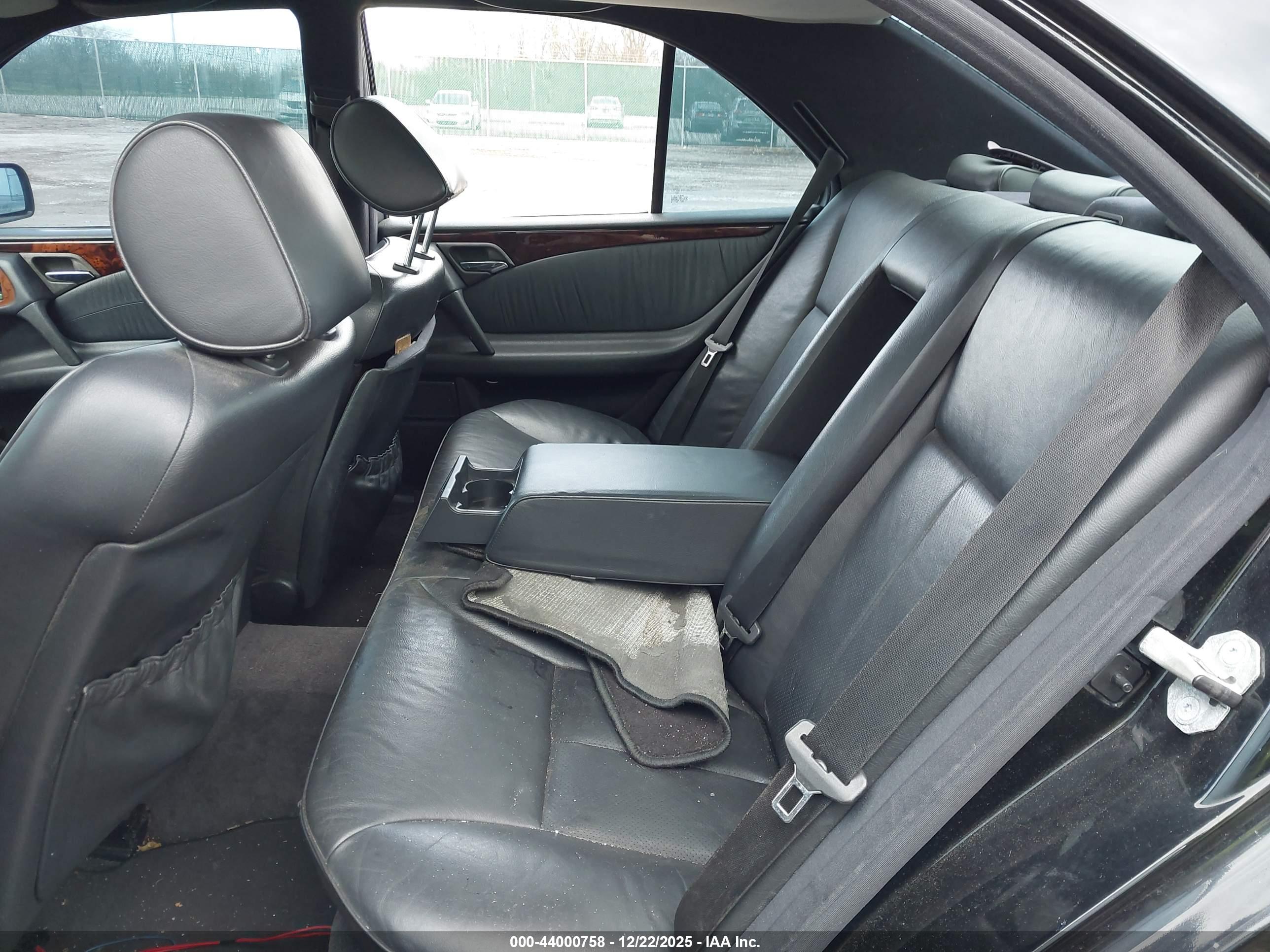 MERCEDES-BENZ E image 8