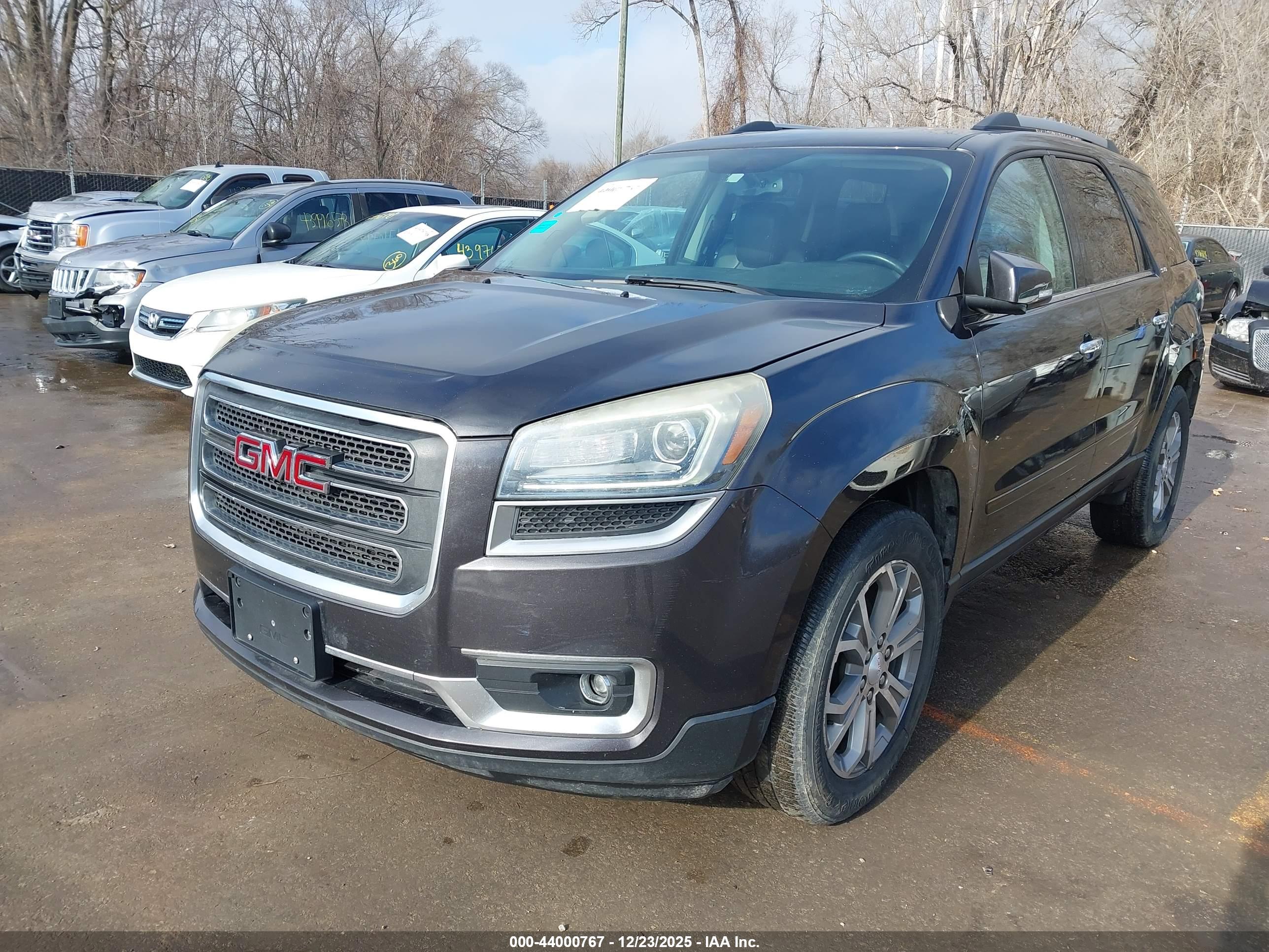 GMC ACADIA image 2