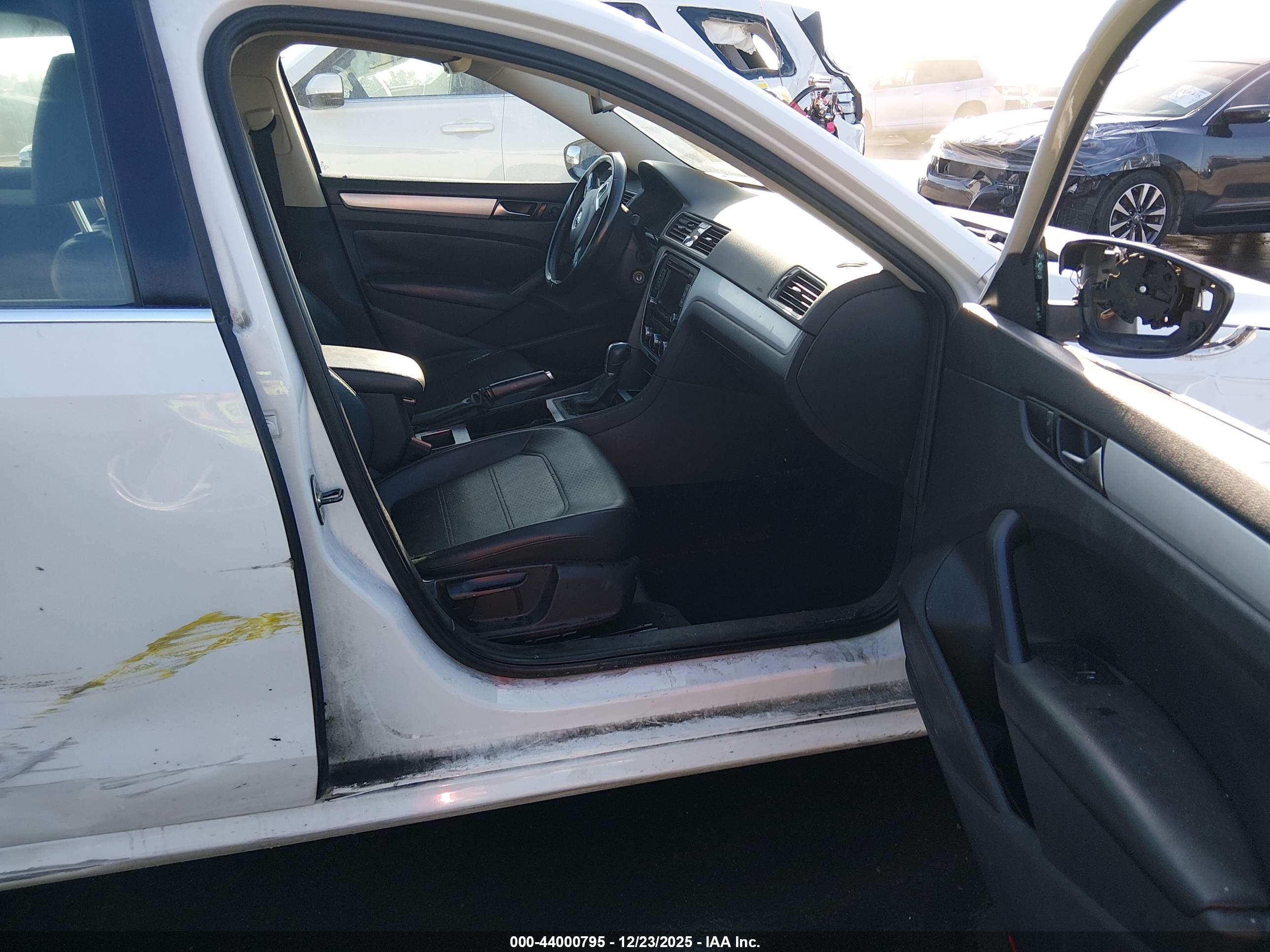 VOLKSWAGEN PASSAT image 5