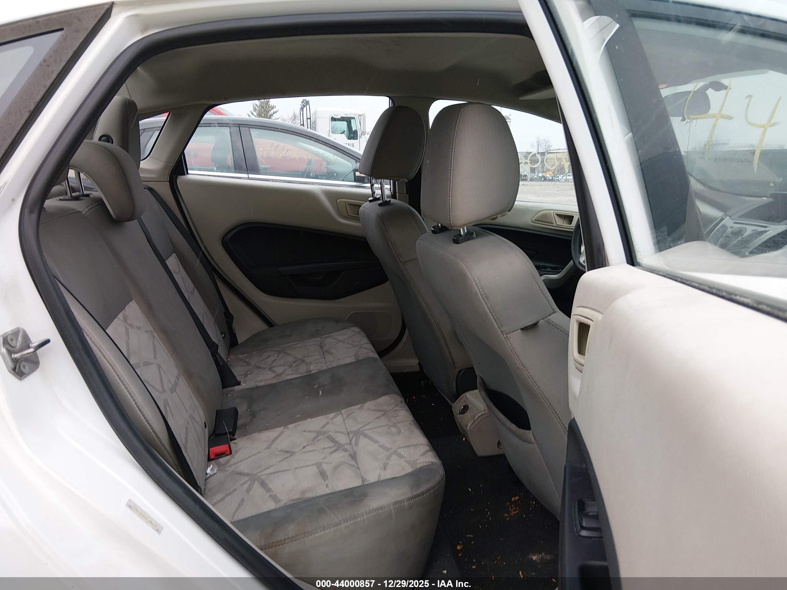 FORD FIESTA image 8