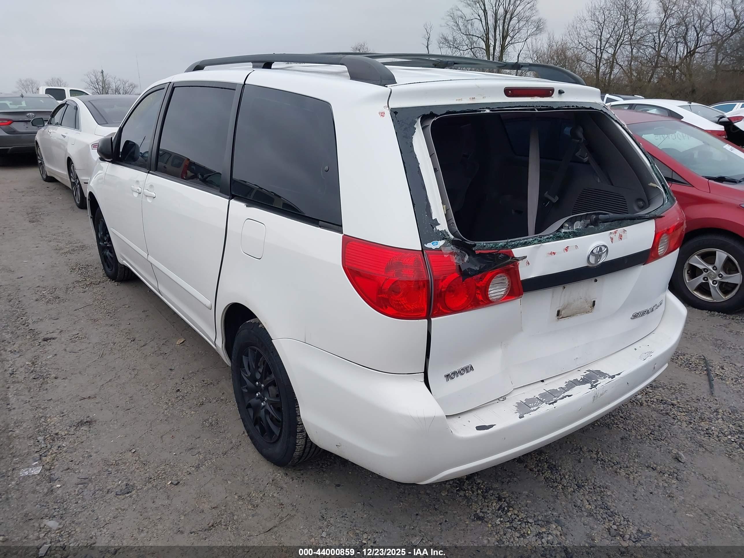 TOYOTA SIENNA image 3