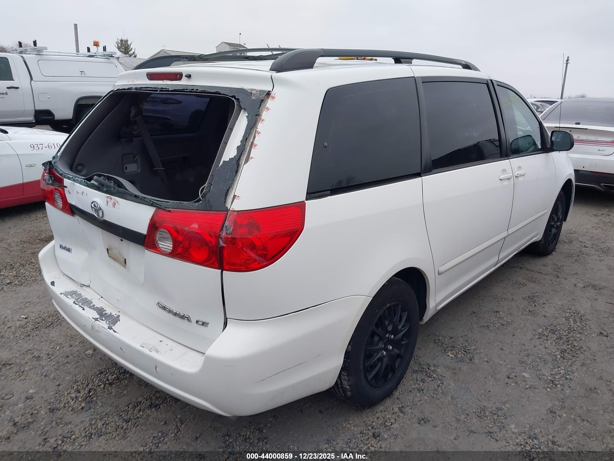TOYOTA SIENNA image 4