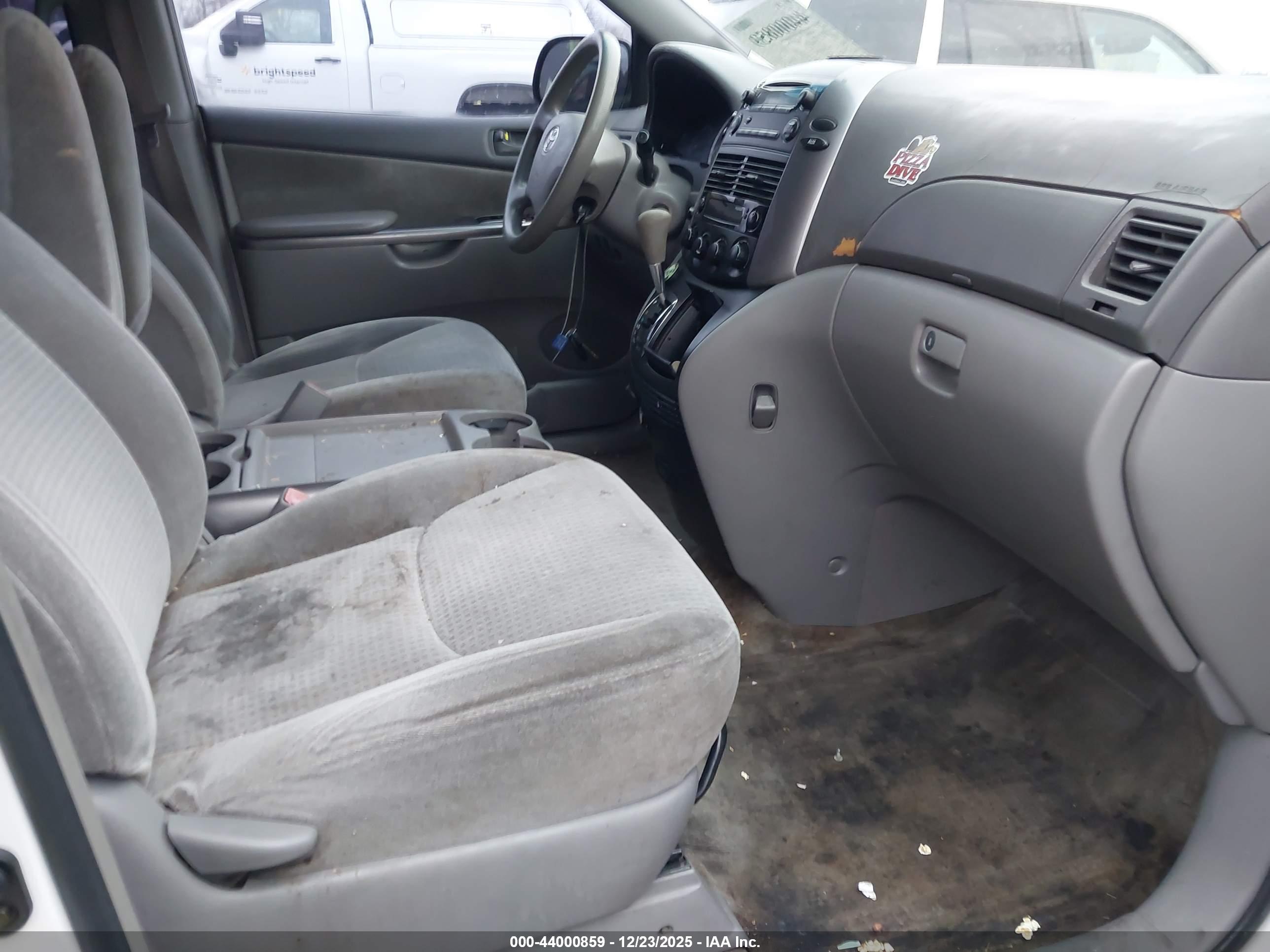TOYOTA SIENNA image 5