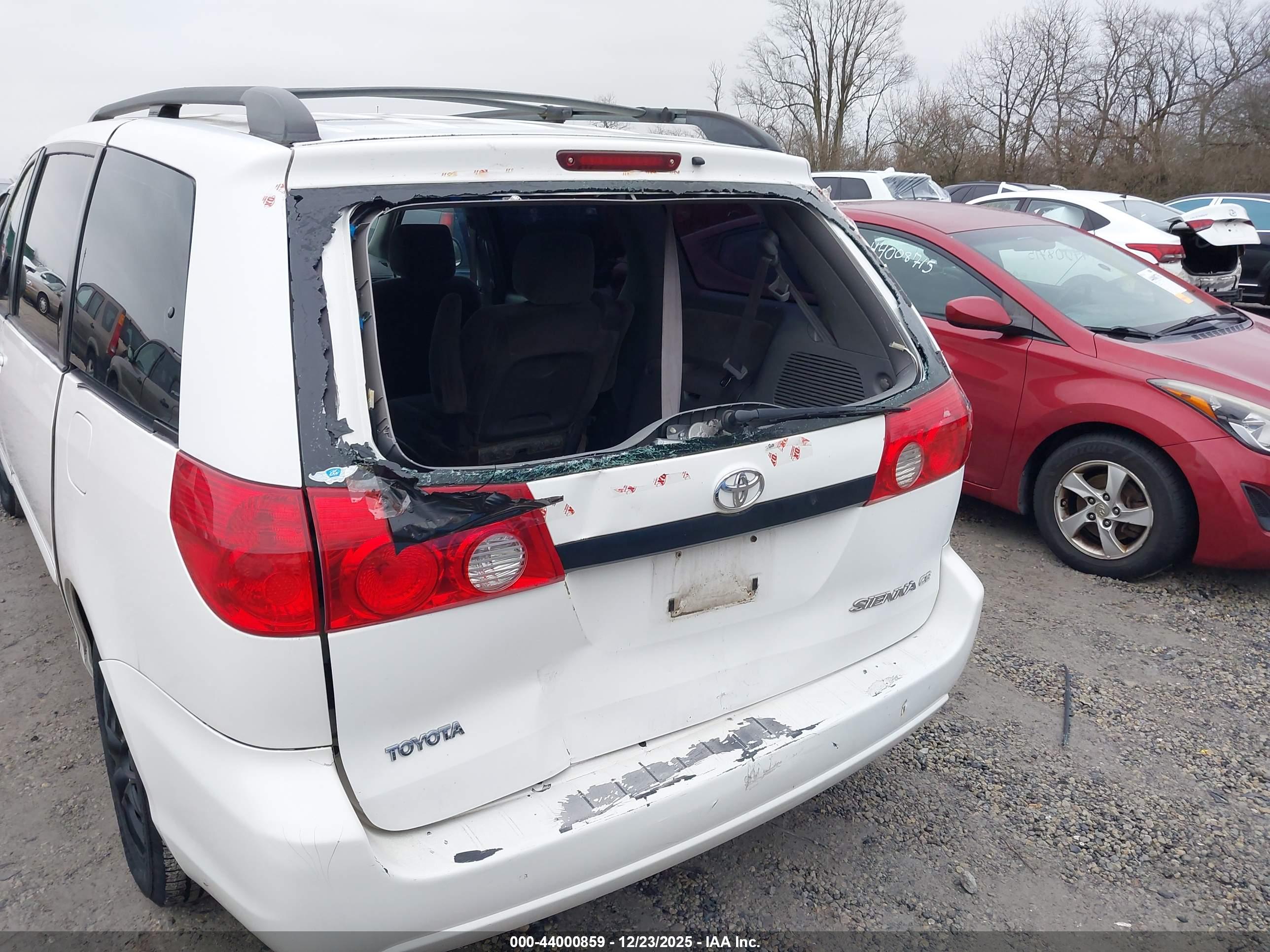 TOYOTA SIENNA image 6