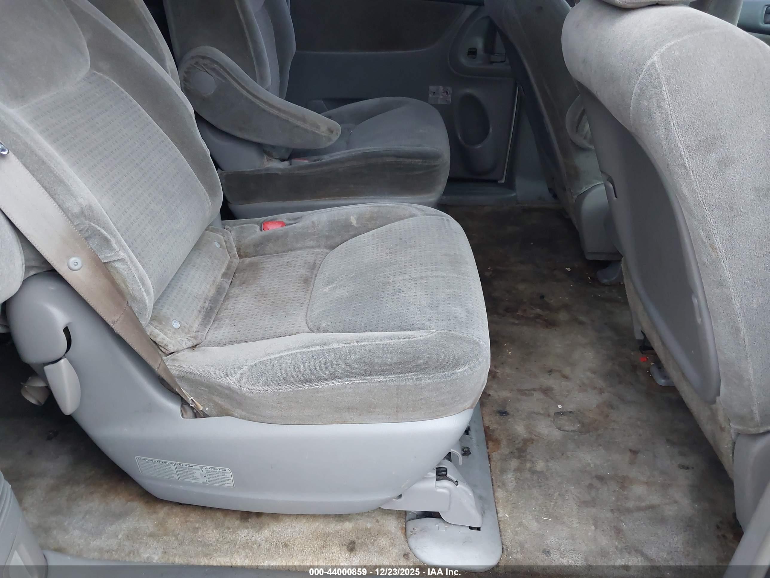 TOYOTA SIENNA image 8