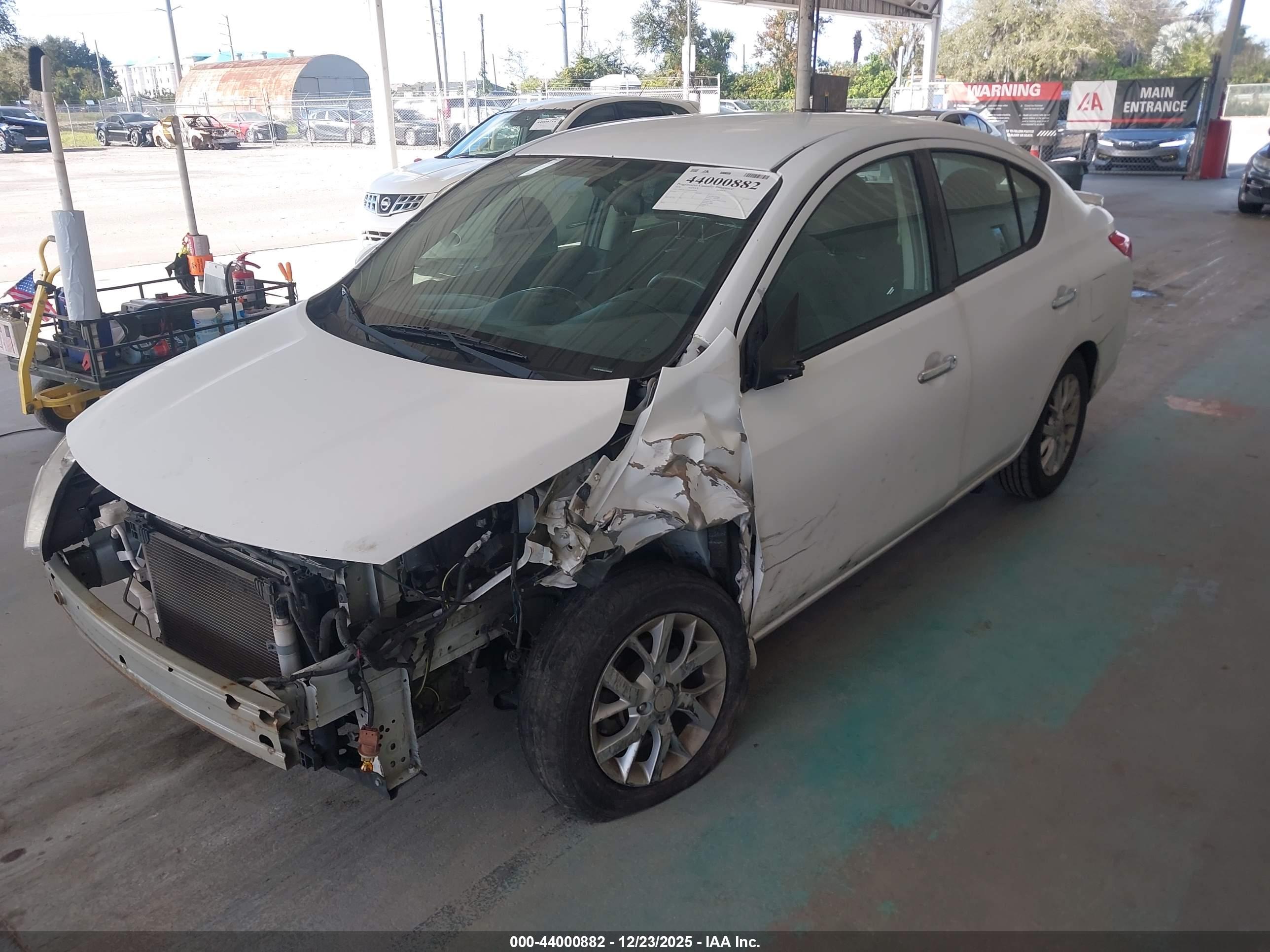 NISSAN VERSA image 2