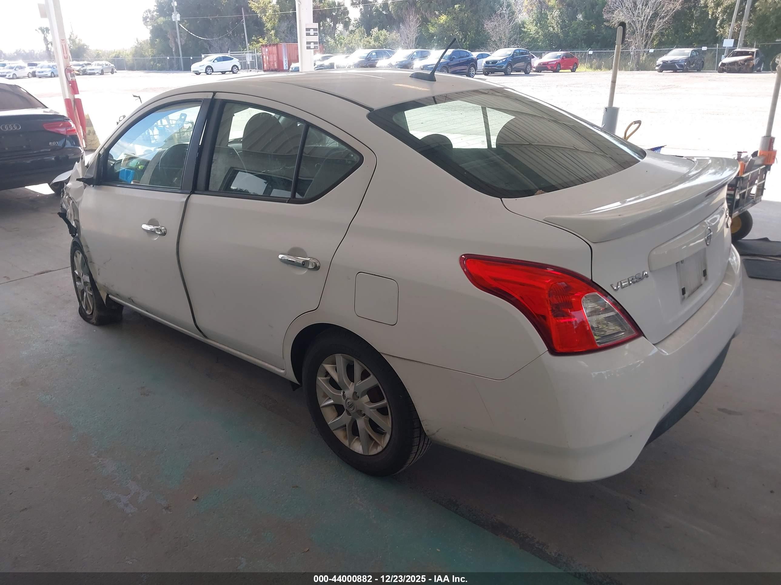 NISSAN VERSA image 3