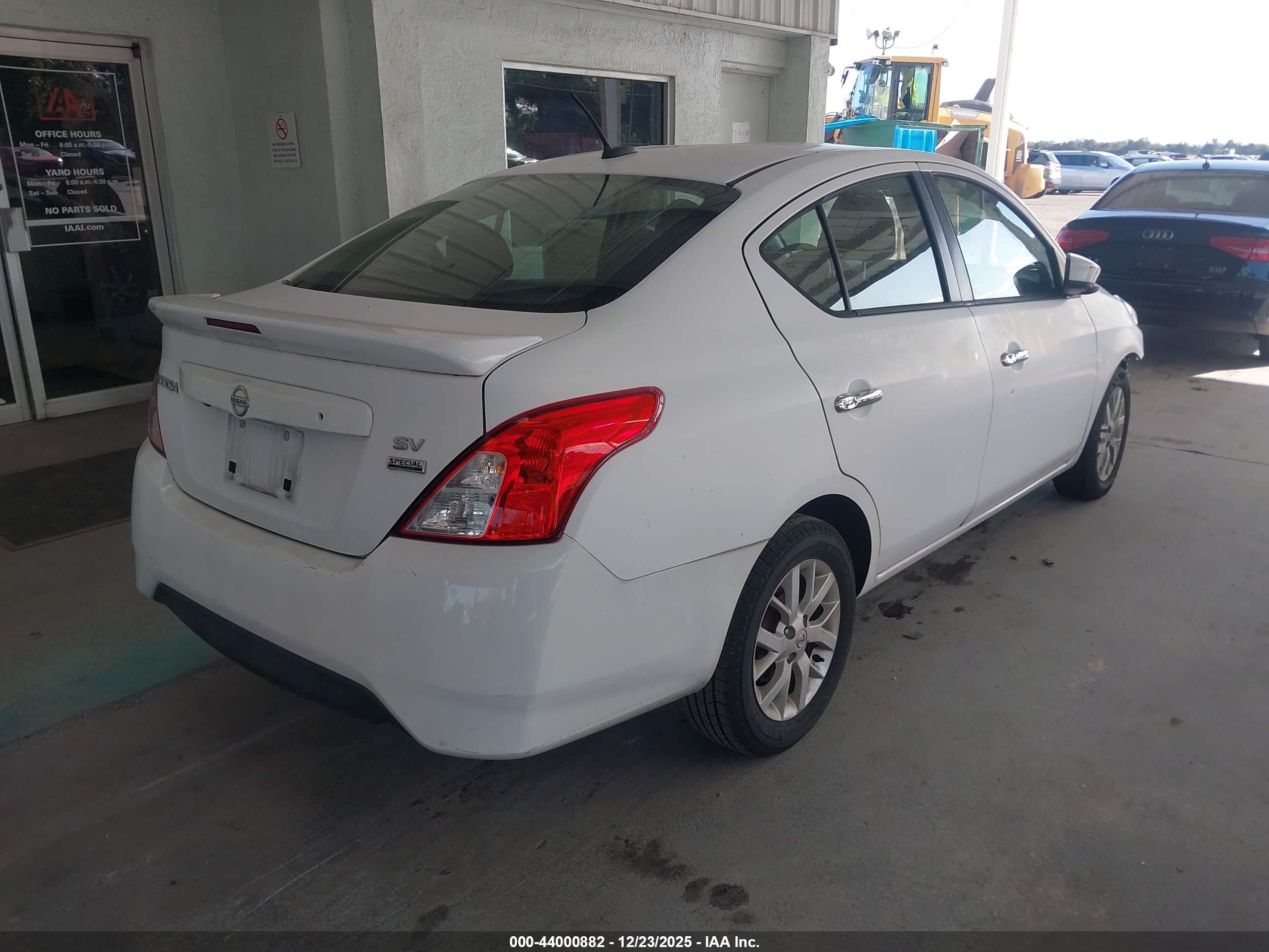 NISSAN VERSA image 4