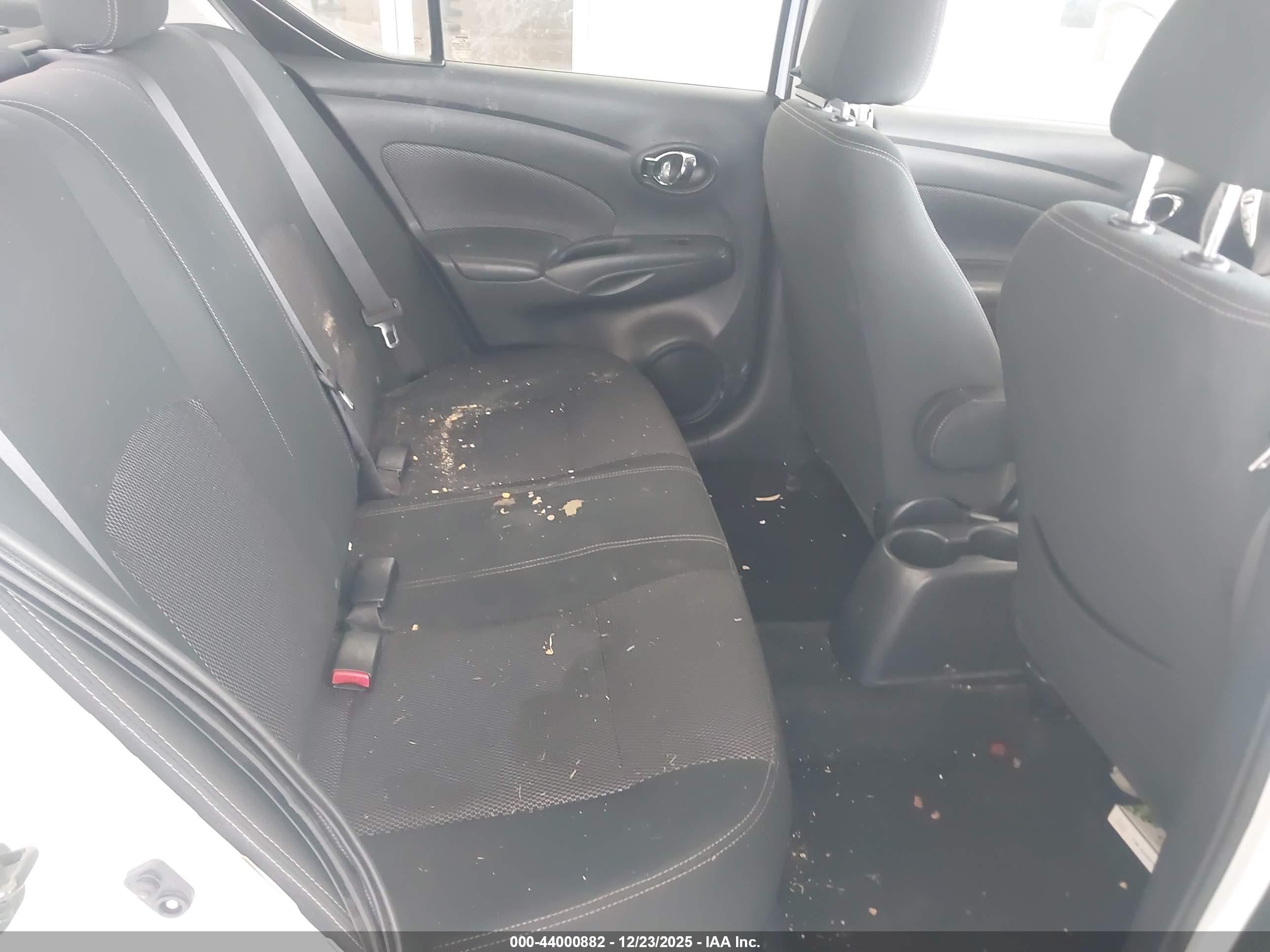 NISSAN VERSA image 8