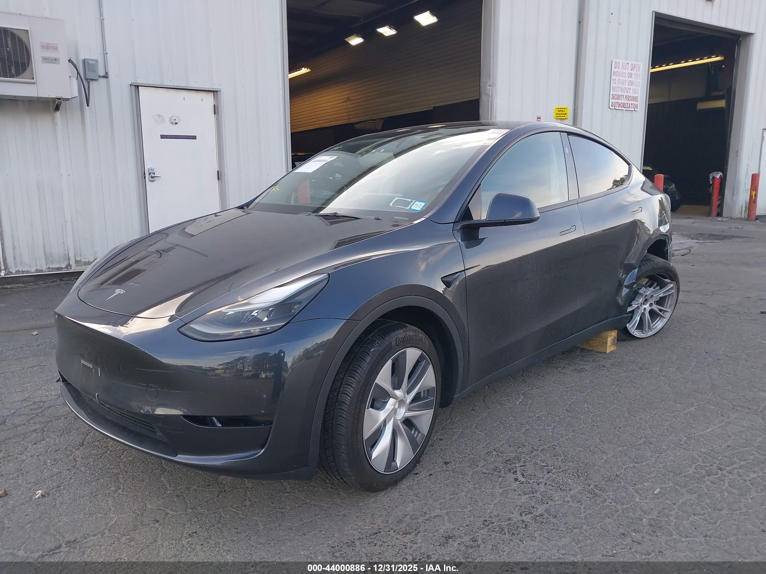 TESLA MODEL image 2