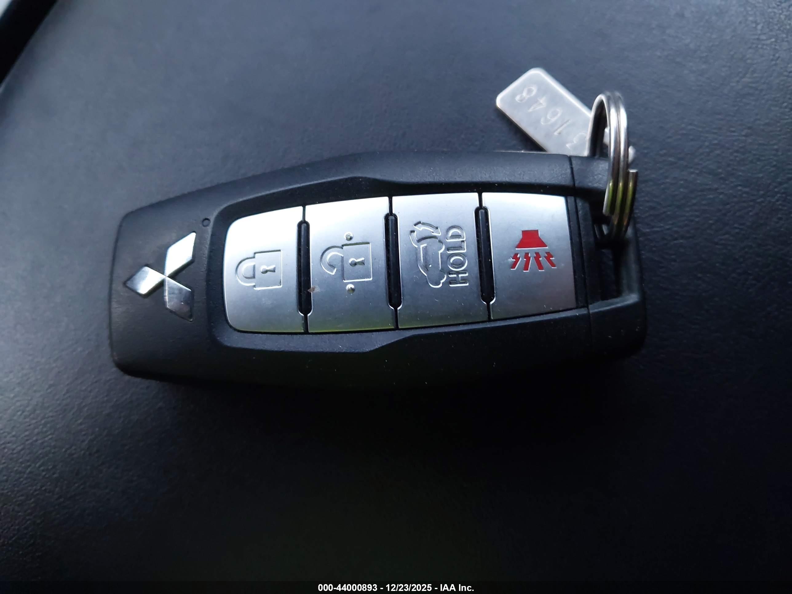 MITSUBISHI OUTLANDER image 11