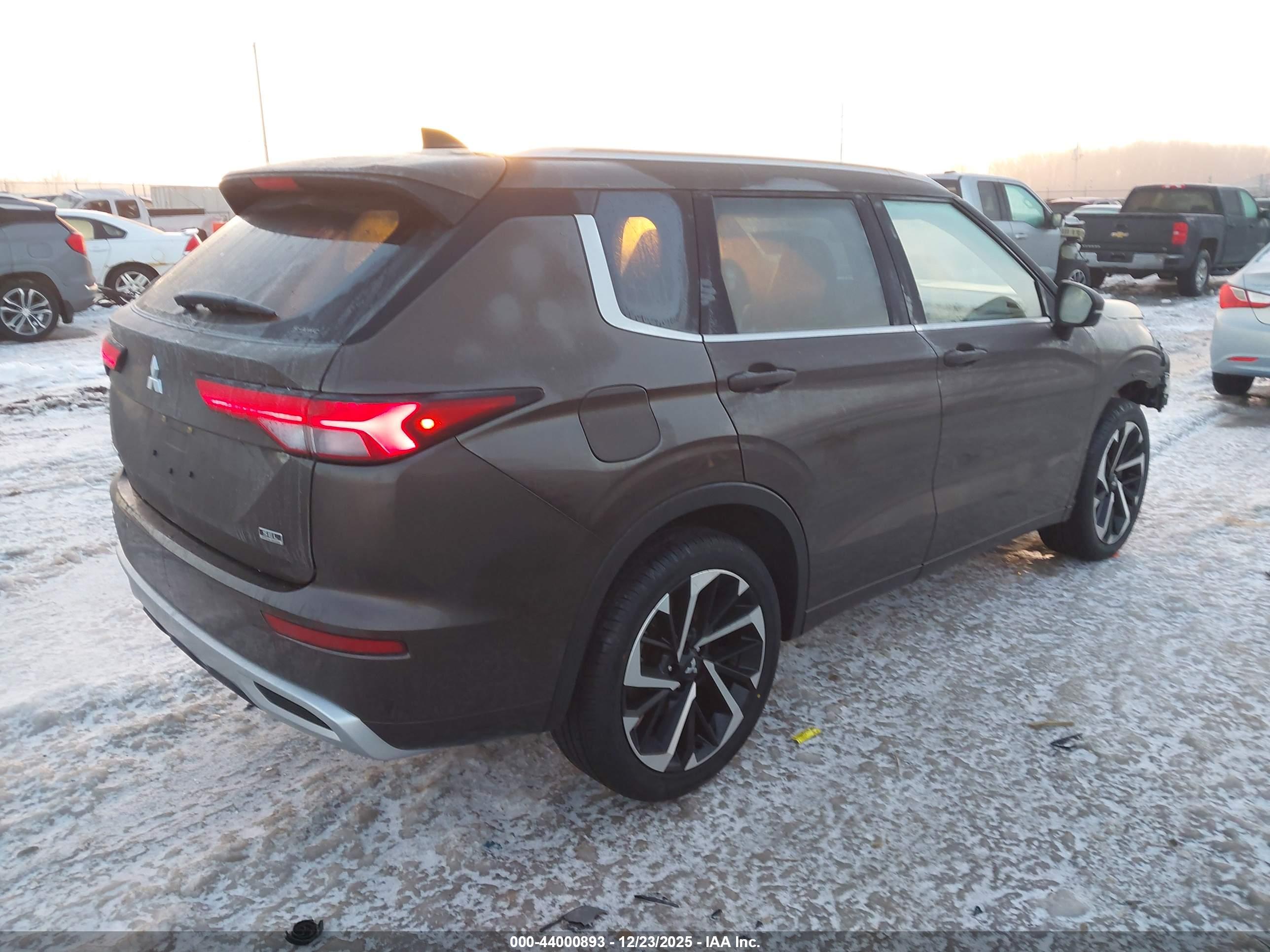 MITSUBISHI OUTLANDER image 4