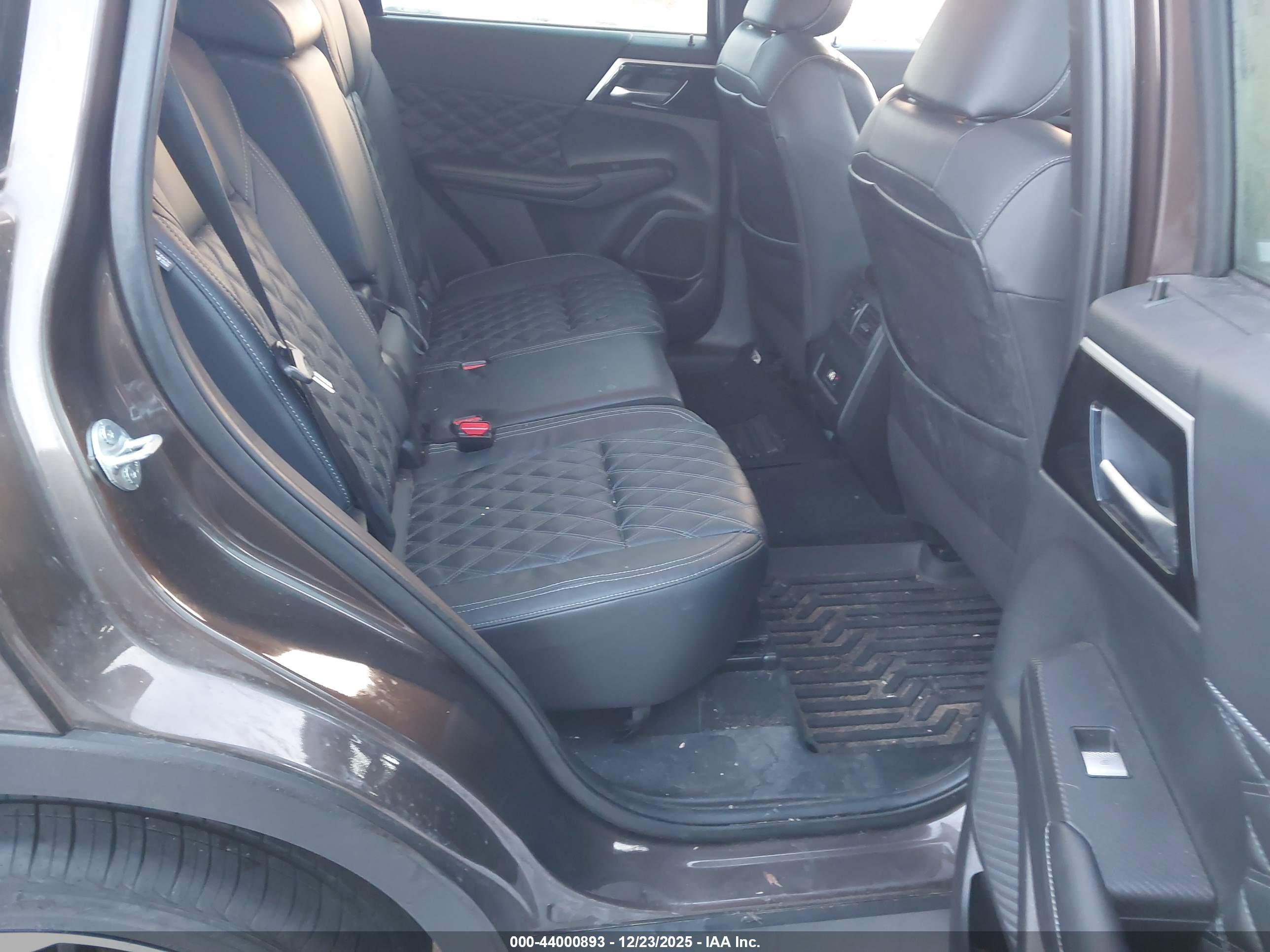 MITSUBISHI OUTLANDER image 8