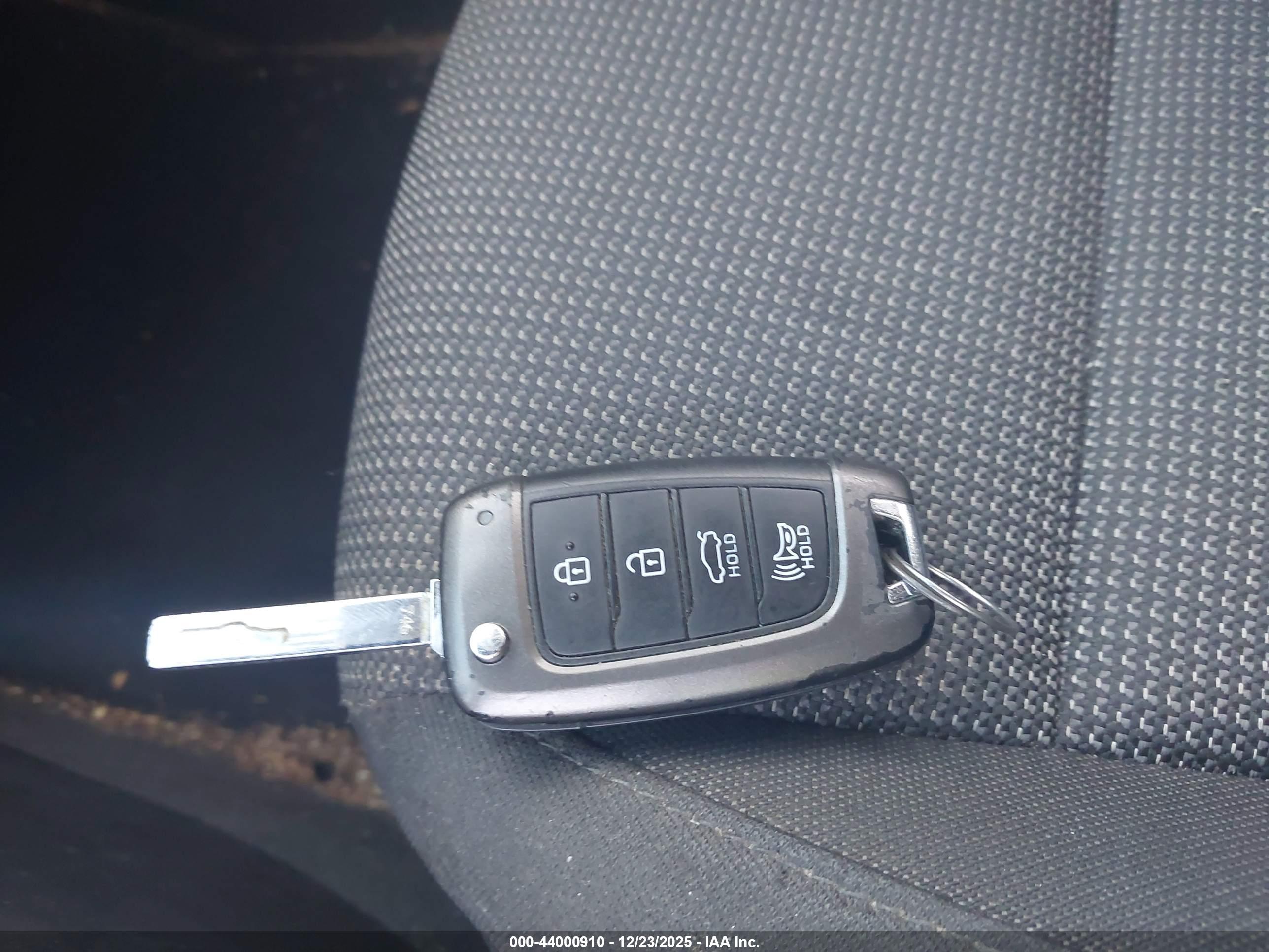 HYUNDAI ACCENT image 11